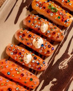 Plateau présentant des sushis colorés décorés de strass et de crème, spécialité de Côté Sushi Suresnes.
