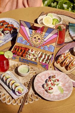 Assortiment de sushi variés avec boissons et condiments sur une table au restaurant japonais Côté Sushi Aubagne.