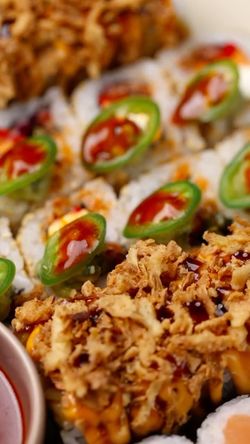 Gros plan sur des sushis garnis de légumes frais et de croustillant, typiques du restaurant japonais Côté Sushi Poitiers.