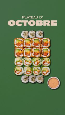 Assortiment de sushi à emporter avec plusieurs variétés et une sauce d'accompagnement, présenté sur fond vert.