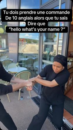 Deux personnes échangeant une poignée de main devant la terrasse d'un restaurant japonais Côté Sushi Plan de Campagne