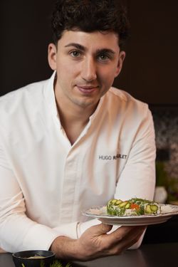 Un chef présente un sushi sur une assiette, prêt pour la livraison depuis Côté Sushi Strasbourg Reichstett.