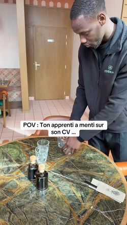 Employé en uniforme Côté Sushi plaçant des condiments sur une table dans un restaurant japonais à emporter.