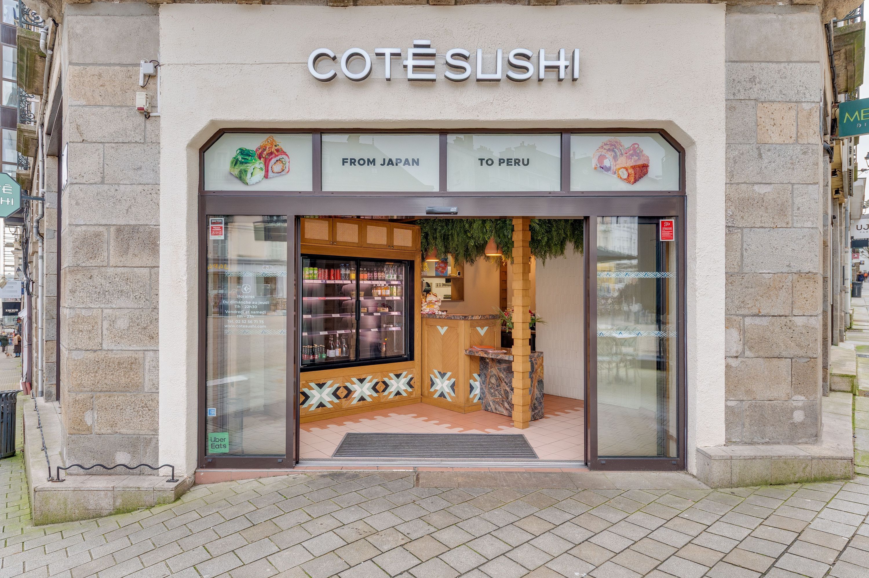 Façade du restaurant japonais Côté Sushi à Vannes, spécialisé en sushi à emporter et livraison