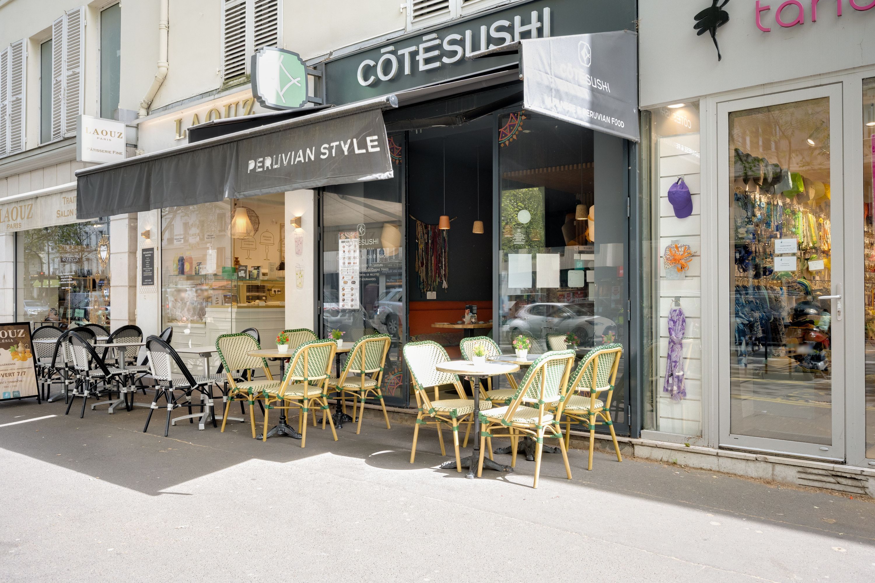 Restaurant japonais Côté Sushi Alésia avec terrasse extérieure et tables avec chaises en rotin vert et blanc