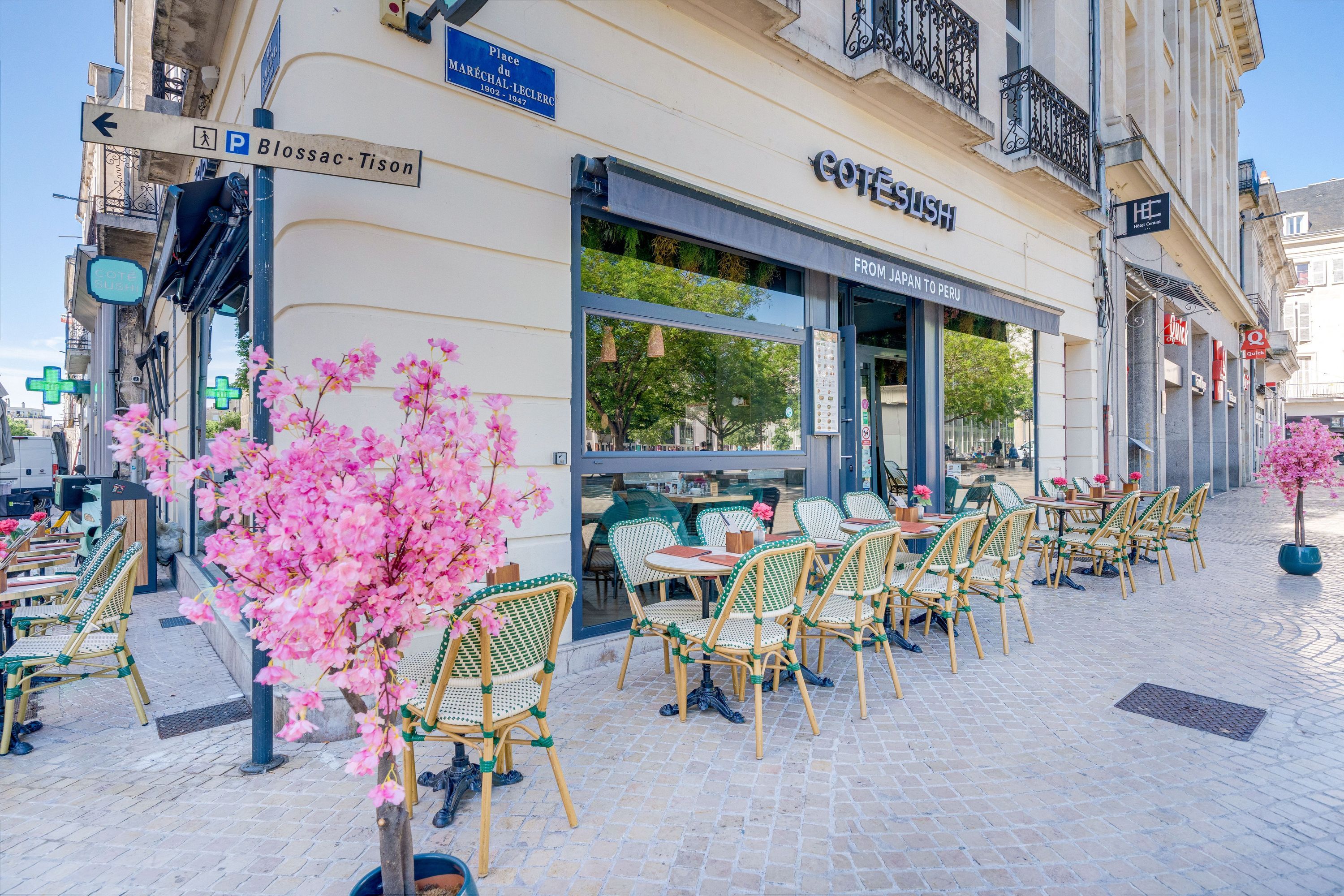Terrasse animée avec tables, chaises en rotin devant le restaurant japonais Côté Sushi Poitiers en ville.