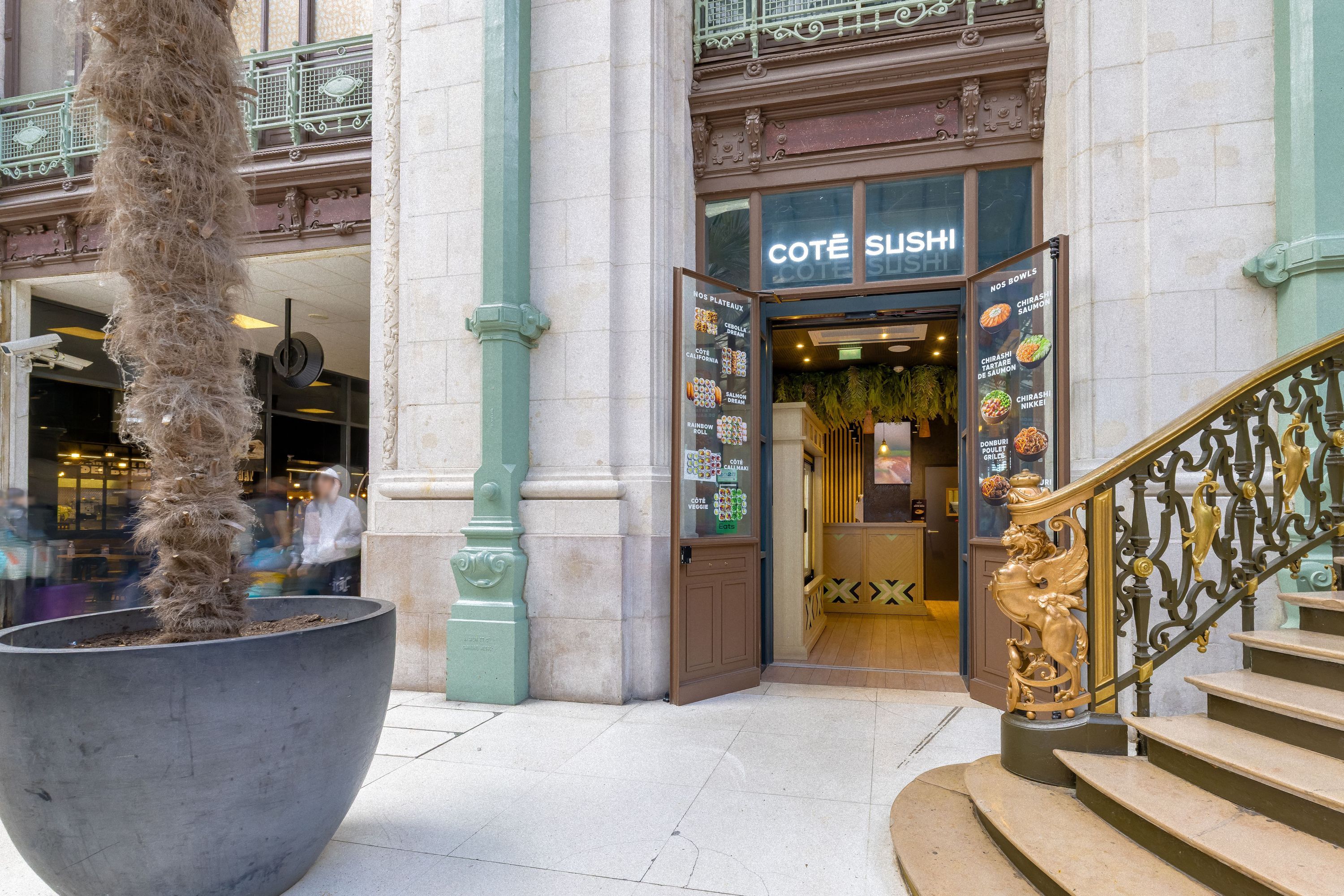 Façade et entrée du restaurant japonais Côté Sushi Gare de Lyon avec portes ouvertes et menus affichés.