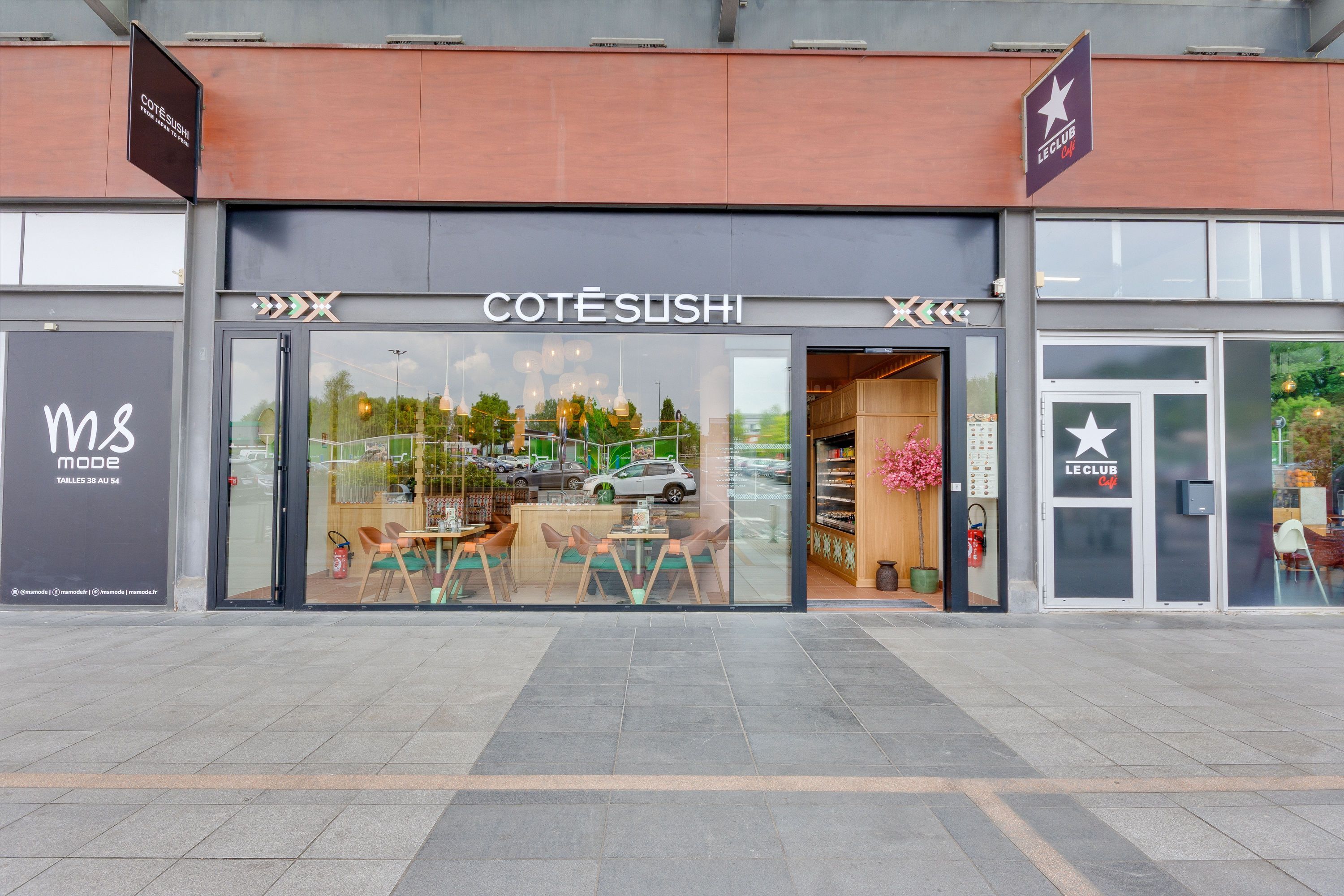 Façade du restaurant japonais Côté Sushi Wasquehal avec grande vitrine et entrée ouverte.