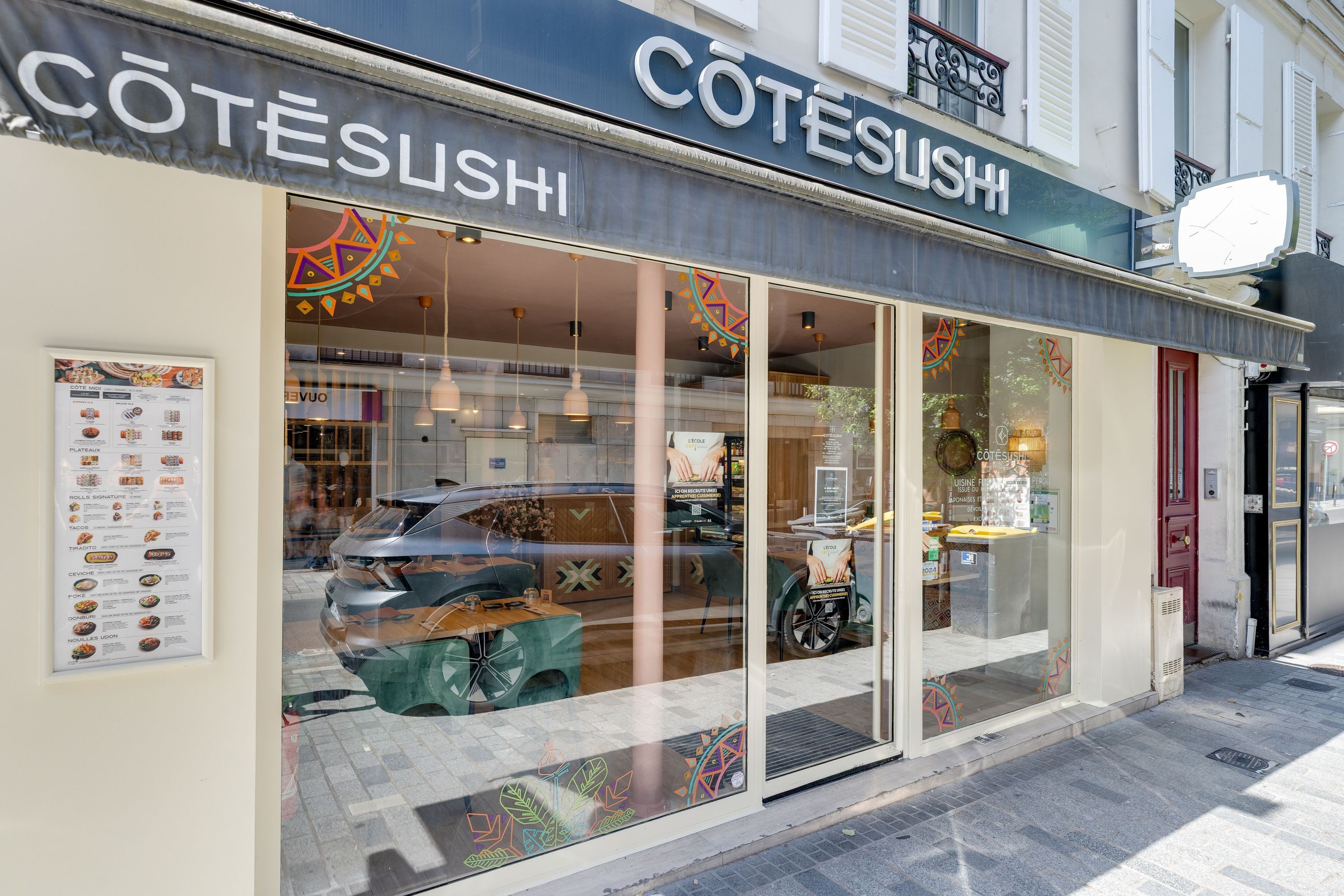 Façade de Côté Sushi Bois-Colombes, restaurant japonais avec vitrine en verre et menu affiché à l'entrée.