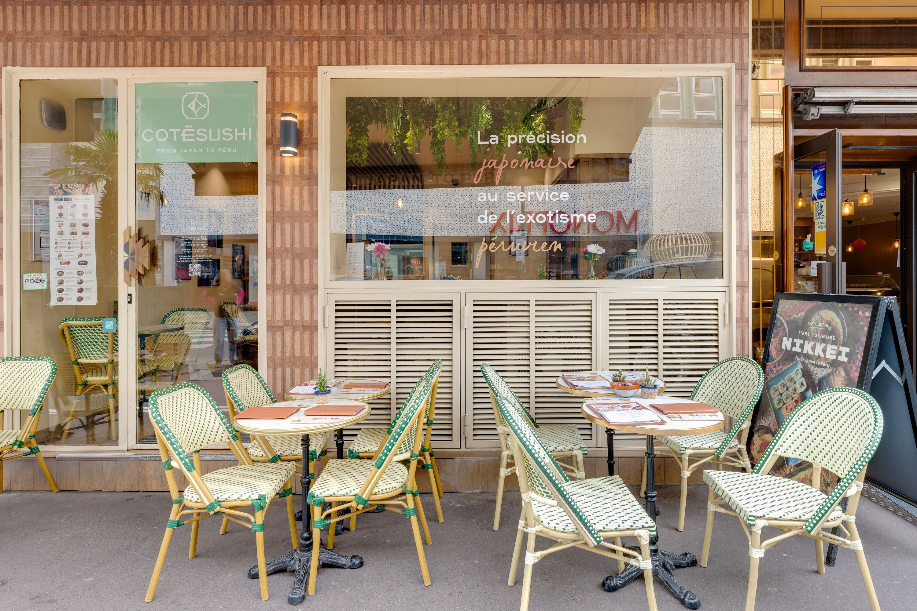 Terrasse avec tables et chaises vertes devant le restaurant japonais Côté Sushi Saint-Mandé, spécialité sushi à emporter