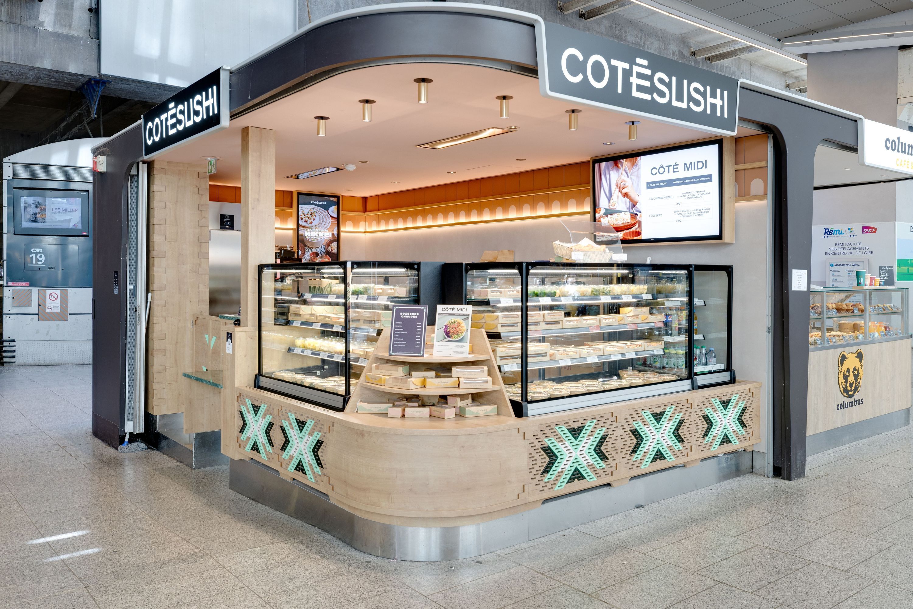 Kiosque Coté Sushi Gare Montparnasse proposant sushi à emporter avec vitrines réfrigérées et signalétique lumineuse