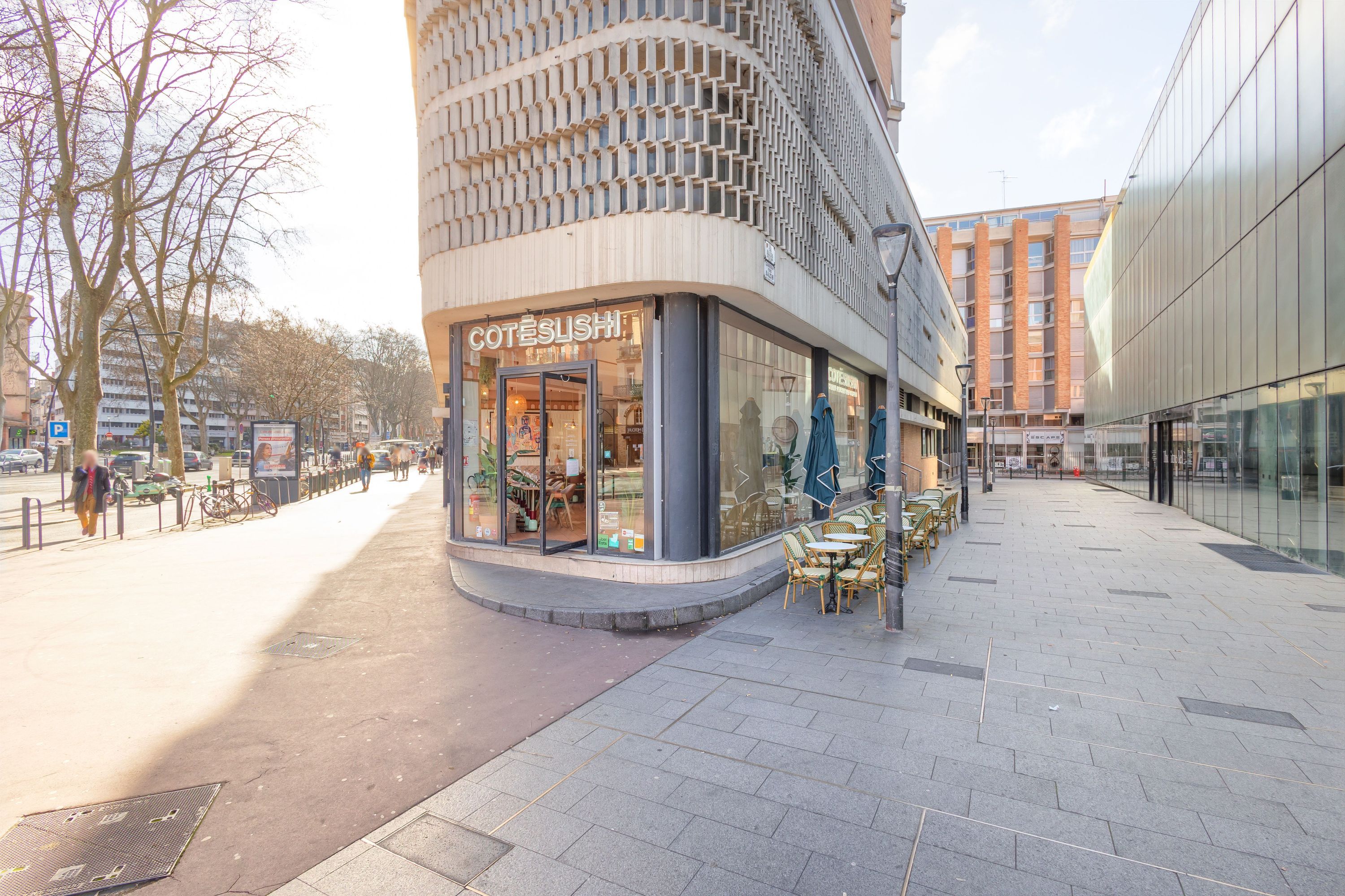Restaurant japonais Côté Sushi Toulouse avec terrasse extérieure et grande vitrine sur un coin de rue en ville