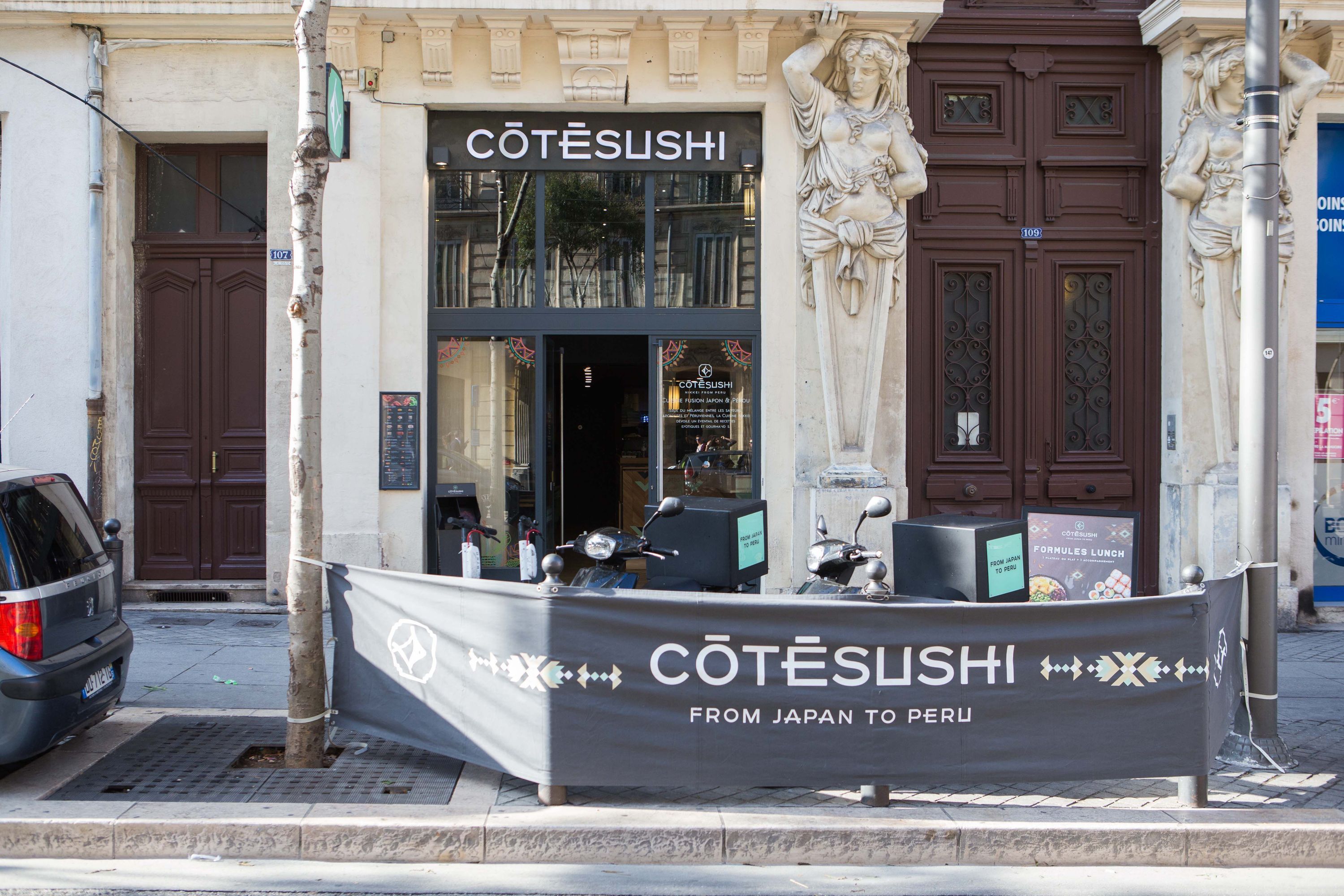 Restaurant japonais Côté Sushi Marseille Joliette avec terrasse extérieure fermée sur le trottoir en zone urbaine.