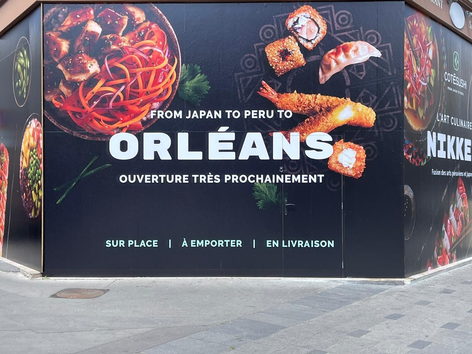 Devanture du restaurant japonais Côté Sushi Orléans annonçant une ouverture prochaine avec livraison et plats à emporter.