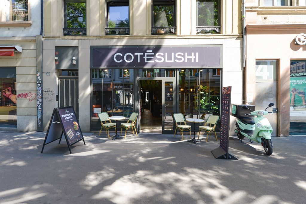 Façade du restaurant japonais Côté Sushi Strasbourg Centre avec tables en terrasse et panneaux publicitaires