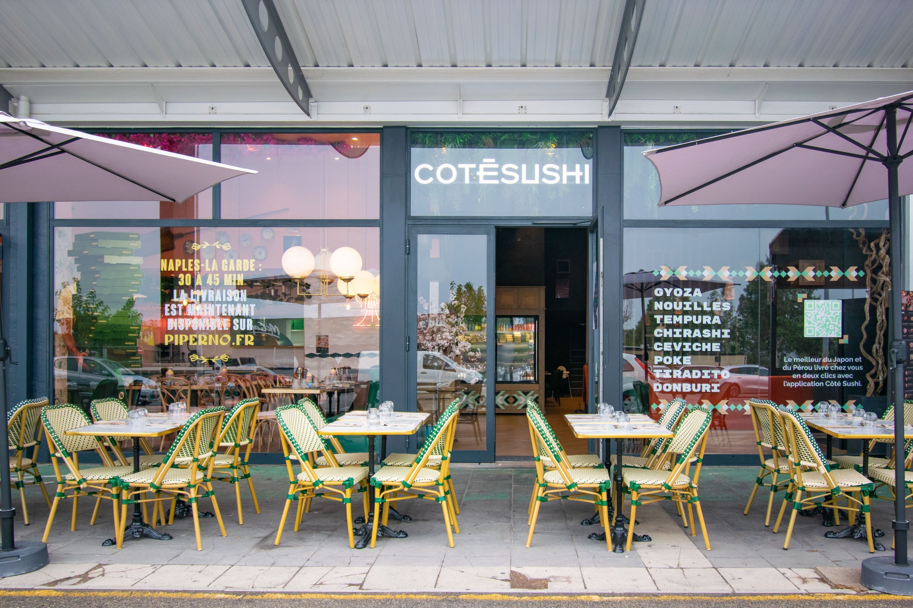 Terrasse extérieure avec tables, chaises et parasols devant le restaurant japonais Côté Sushi Toulon La Garde