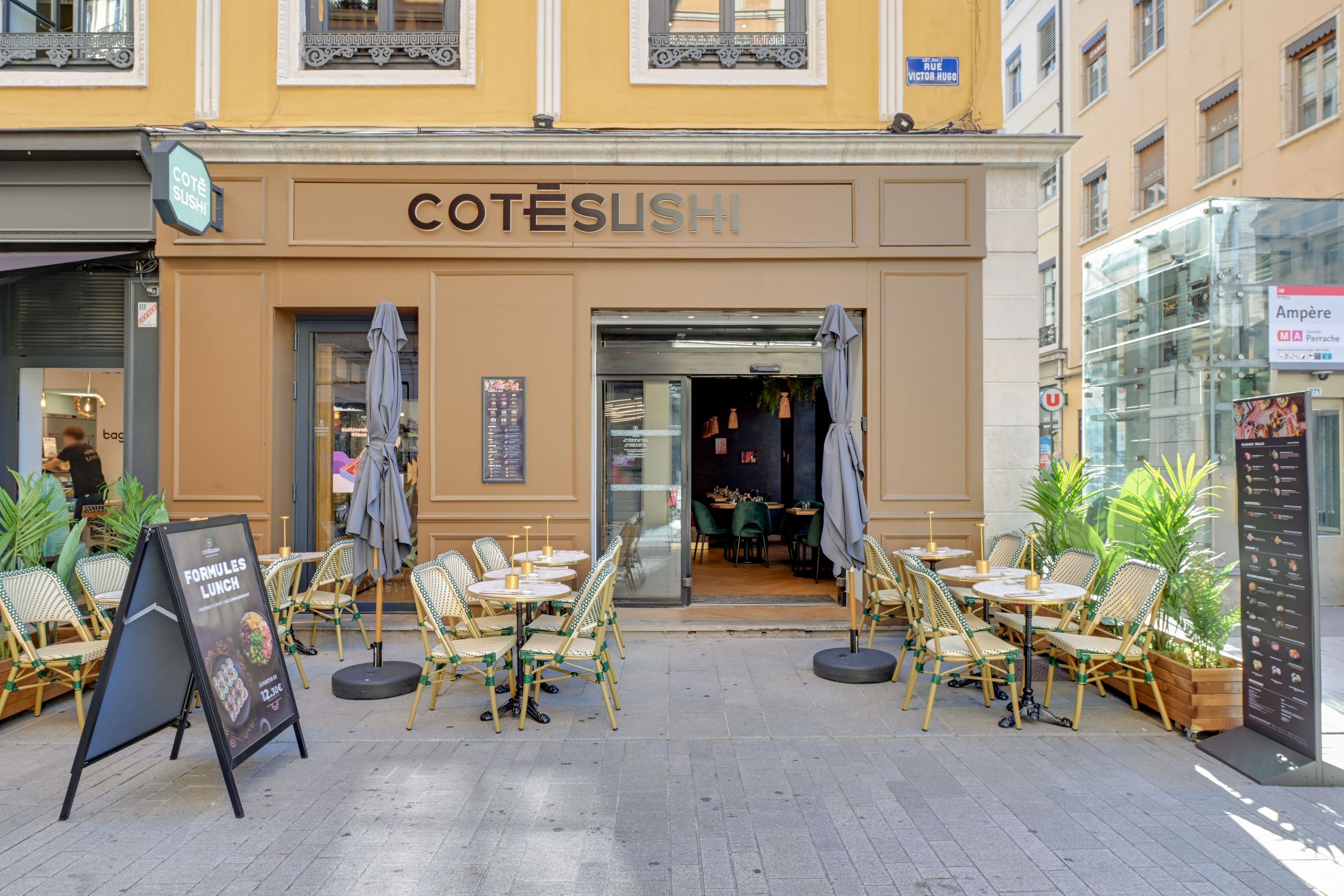 Façade du restaurant japonais Côté Sushi Lyon Ampère avec terrasse et tables en extérieur sur la rue.