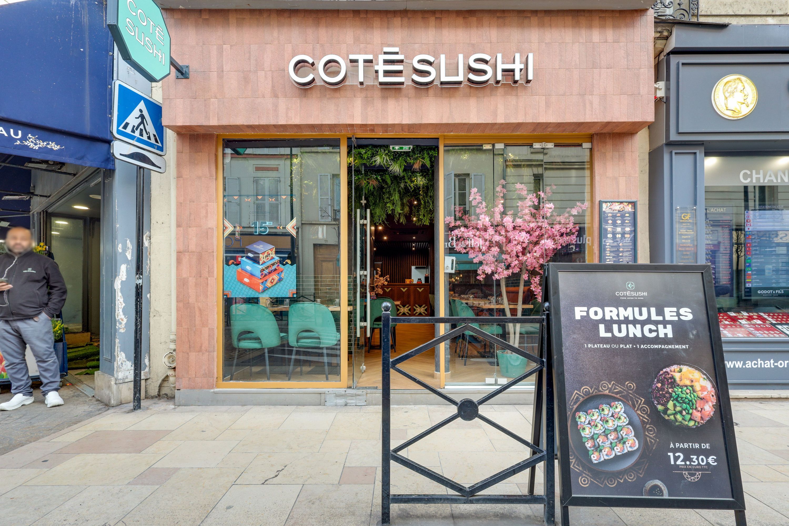 Façade du restaurant japonais Côté Sushi Courbevoie avec enseigne visible et panneau extérieur des formules lunch.