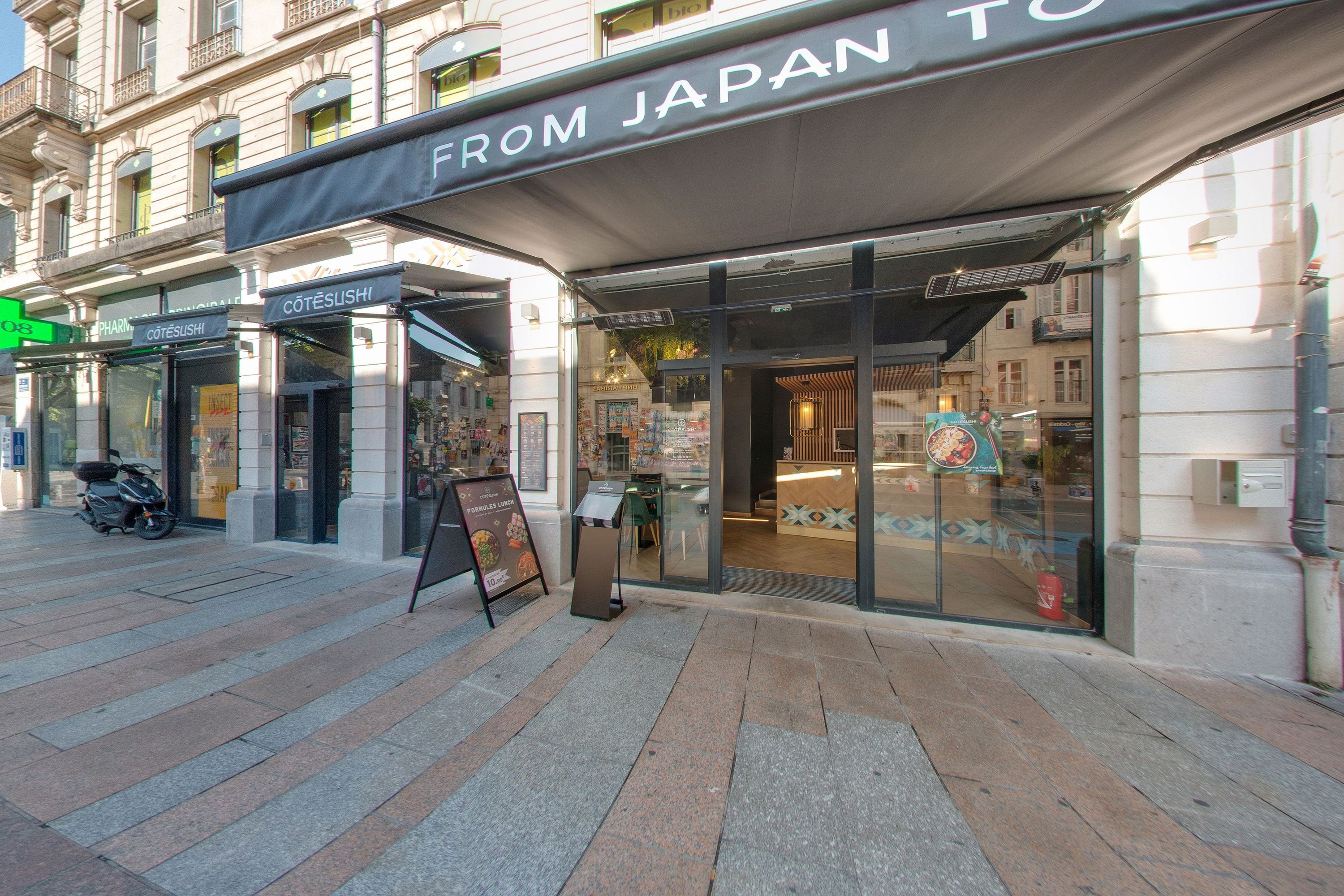 Entrée du restaurant japonais Côté Sushi Avignon avec une devanture moderne et une terrasse extérieure sur la rue.