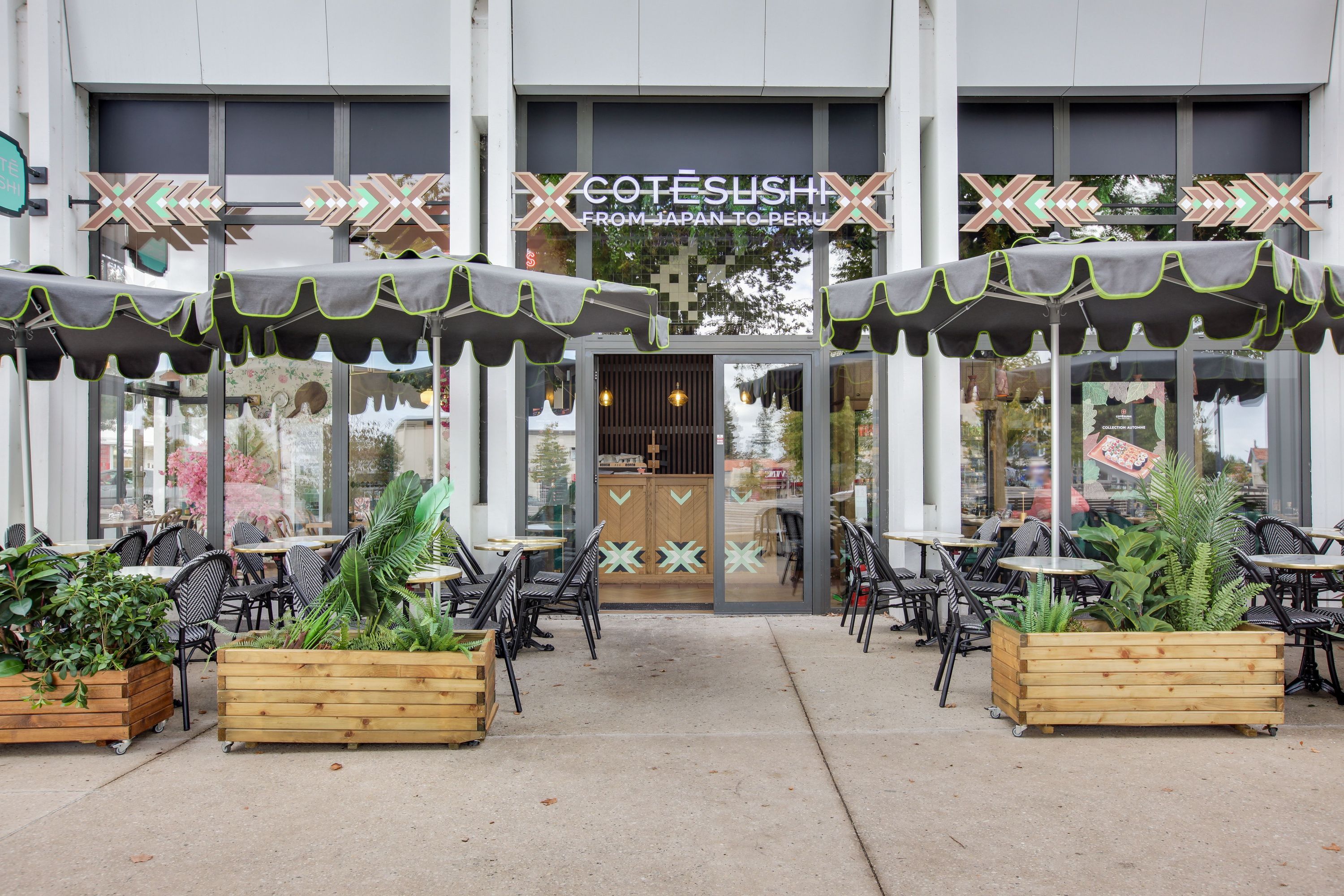 Terrasse extérieure avec tables et chaises devant le restaurant de sushis Côté Sushi Saint-Médard-en-Jalles.