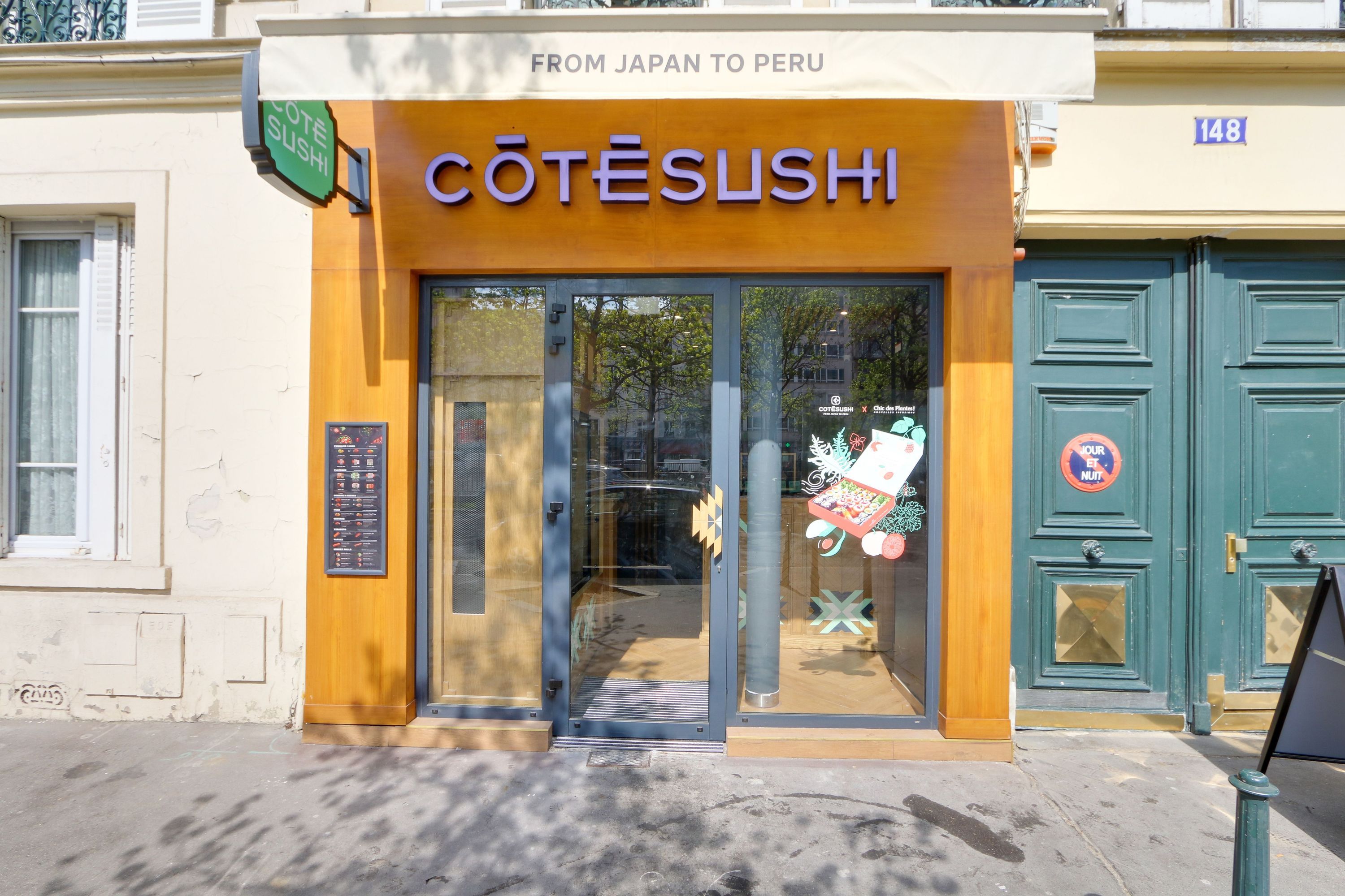 Façade du restaurant japonais Côté Sushi Lille avec vitrine en verre et enseigne orange affichant le nom du restaurant.