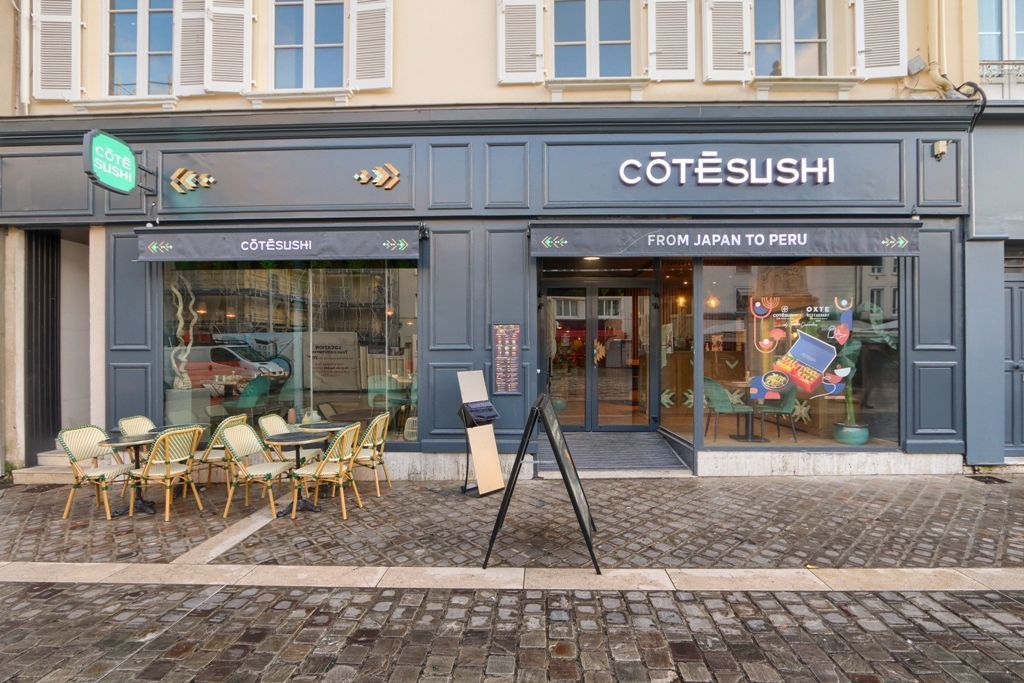 Restaurant japonais Côté Sushi Chartres avec terrasse extérieure et façade moderne donnant sur la rue pavée.