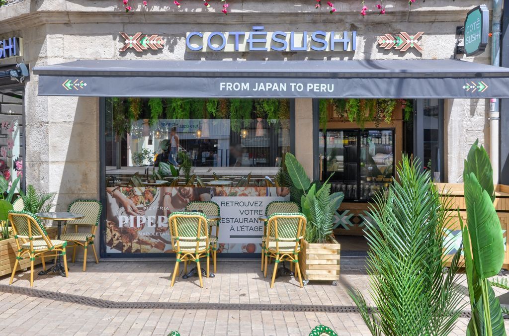 Façade de Côté Sushi Saint-Etienne avec terrasse extérieure et décor végétal devant le restaurant japonais.
