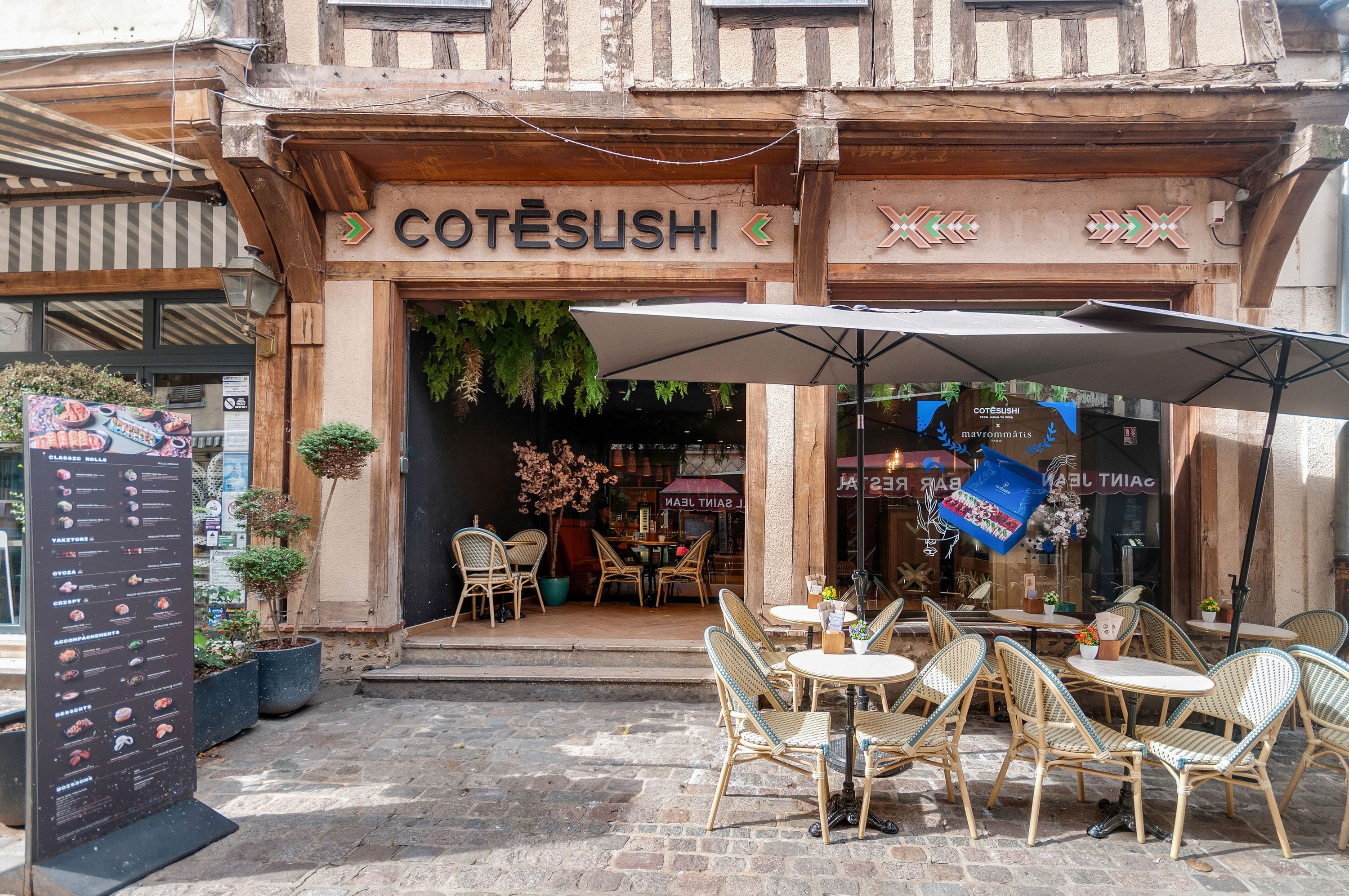 Façade du restaurant japonais Côté Sushi Troyes avec terrasse extérieure et menu visible devant l'entrée.