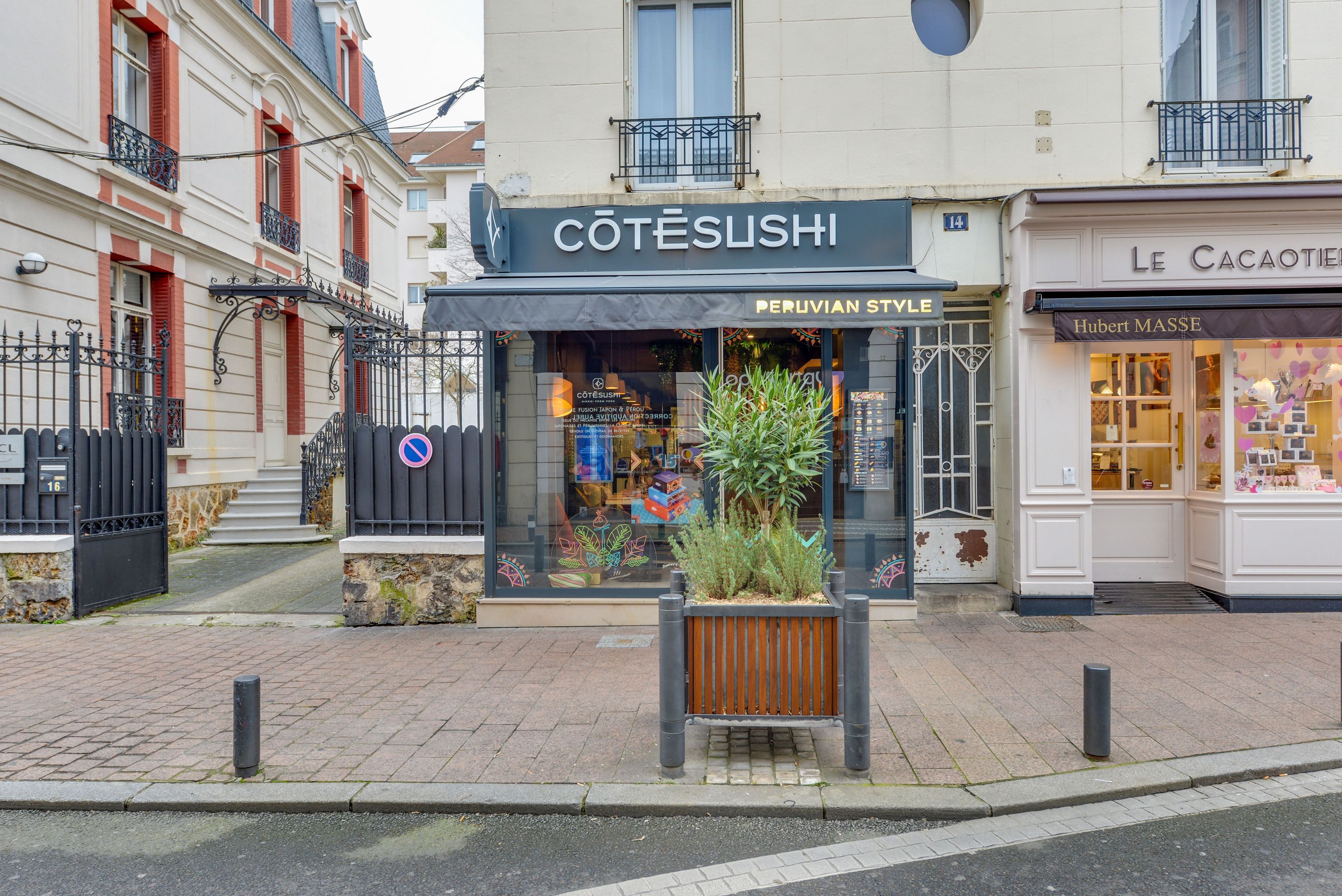 Façade du restaurant japonais Côté Sushi à Enghien-les-Bains avec enseigne et vitrine décorée. Livraison sushi disponible.