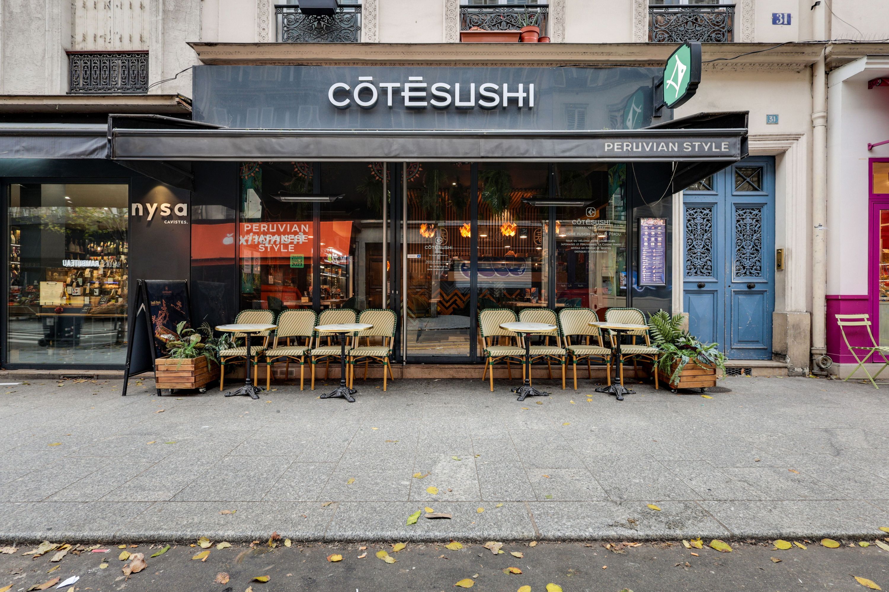 Façade du restaurant Côté Sushi Rambuteau avec terrasse extérieure et tables alignées devant l'entrée vitrée.