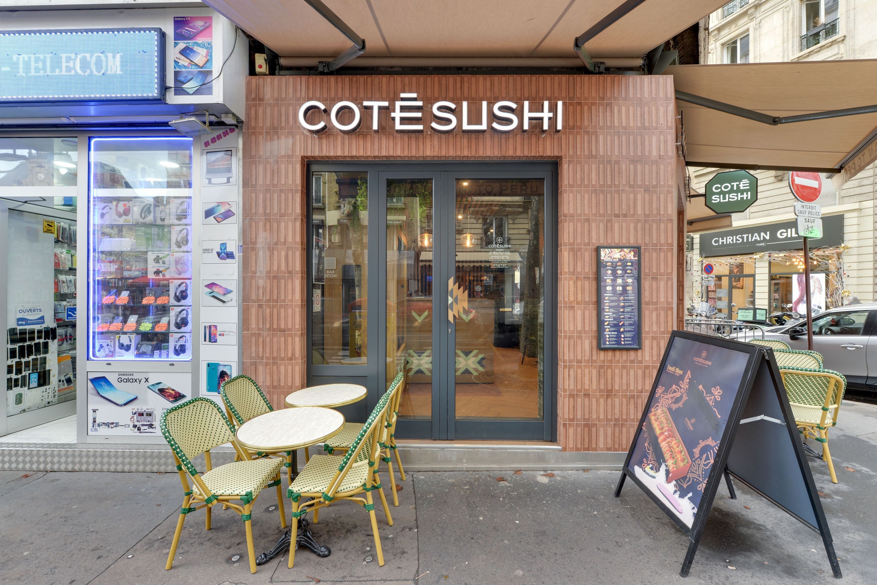 Façade de Côté Sushi Pyrénées, restaurant japonais avec terrasse extérieure et menu affiché à l'entrée.