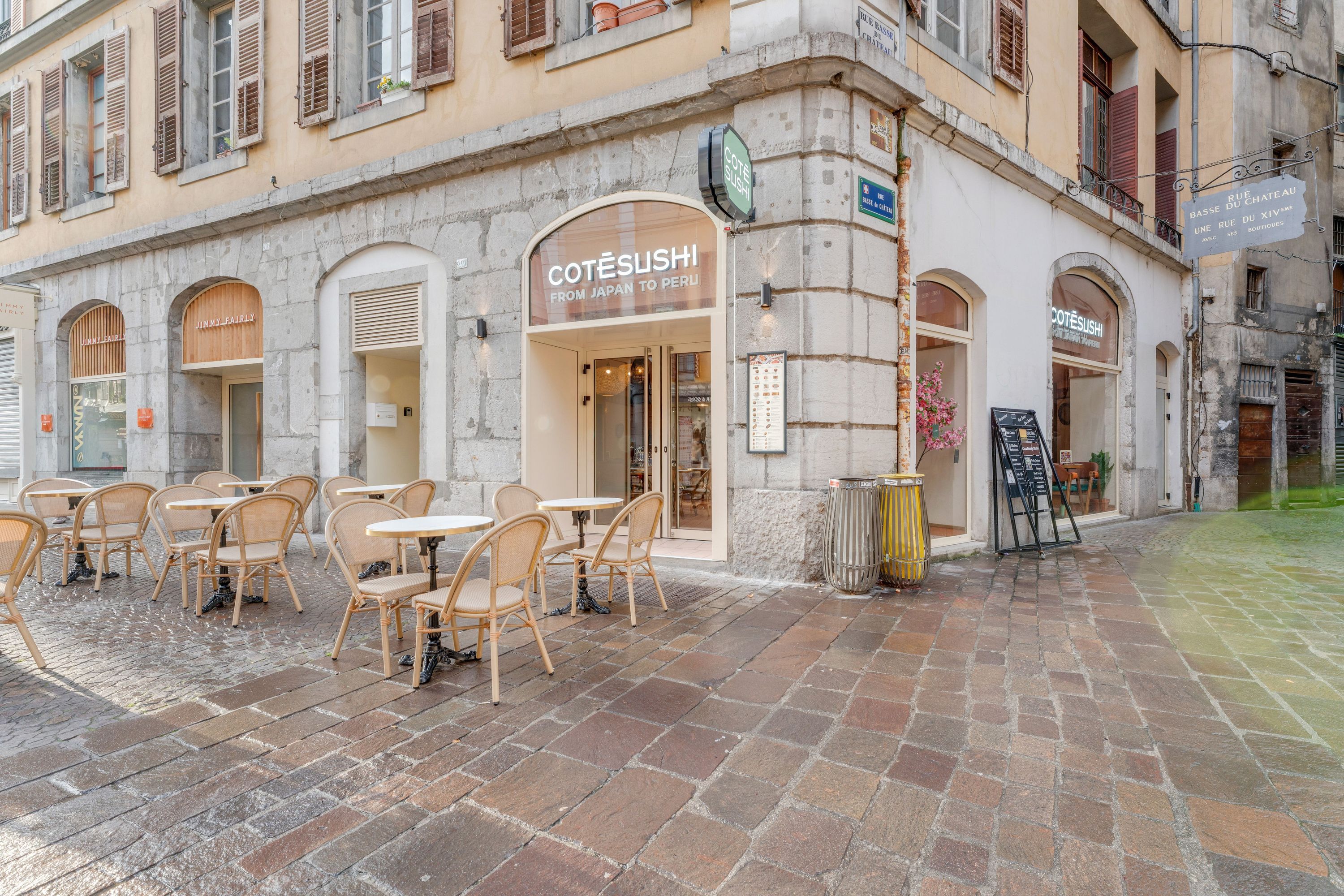 Façade du restaurant japonais Côté Sushi Chambery avec tables en terrasse sur rue pavée.