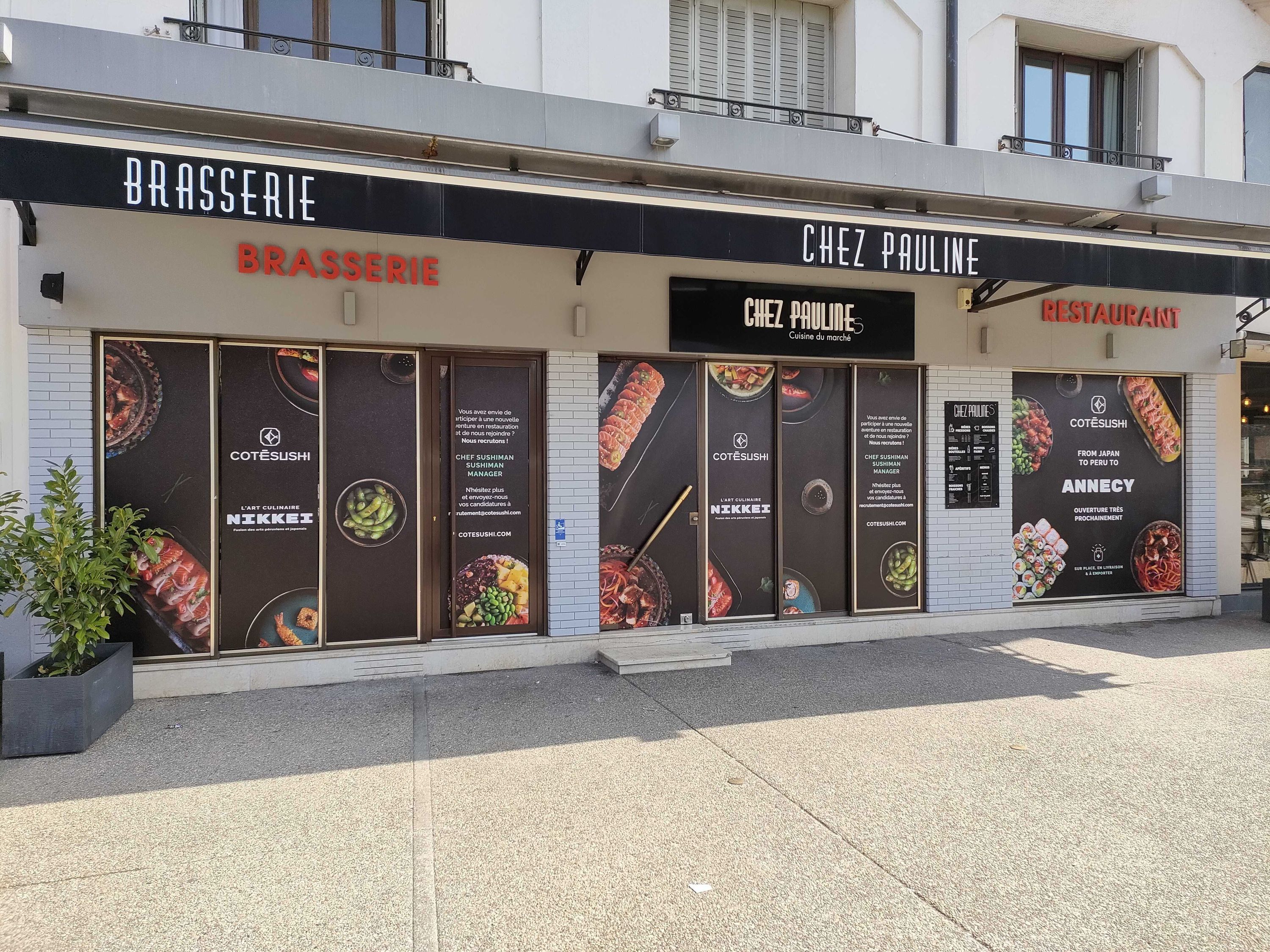 Façade extérieure de Côté Sushi Annecy avec vitrines décorées, restaurant japonais et service de livraison disponible.
