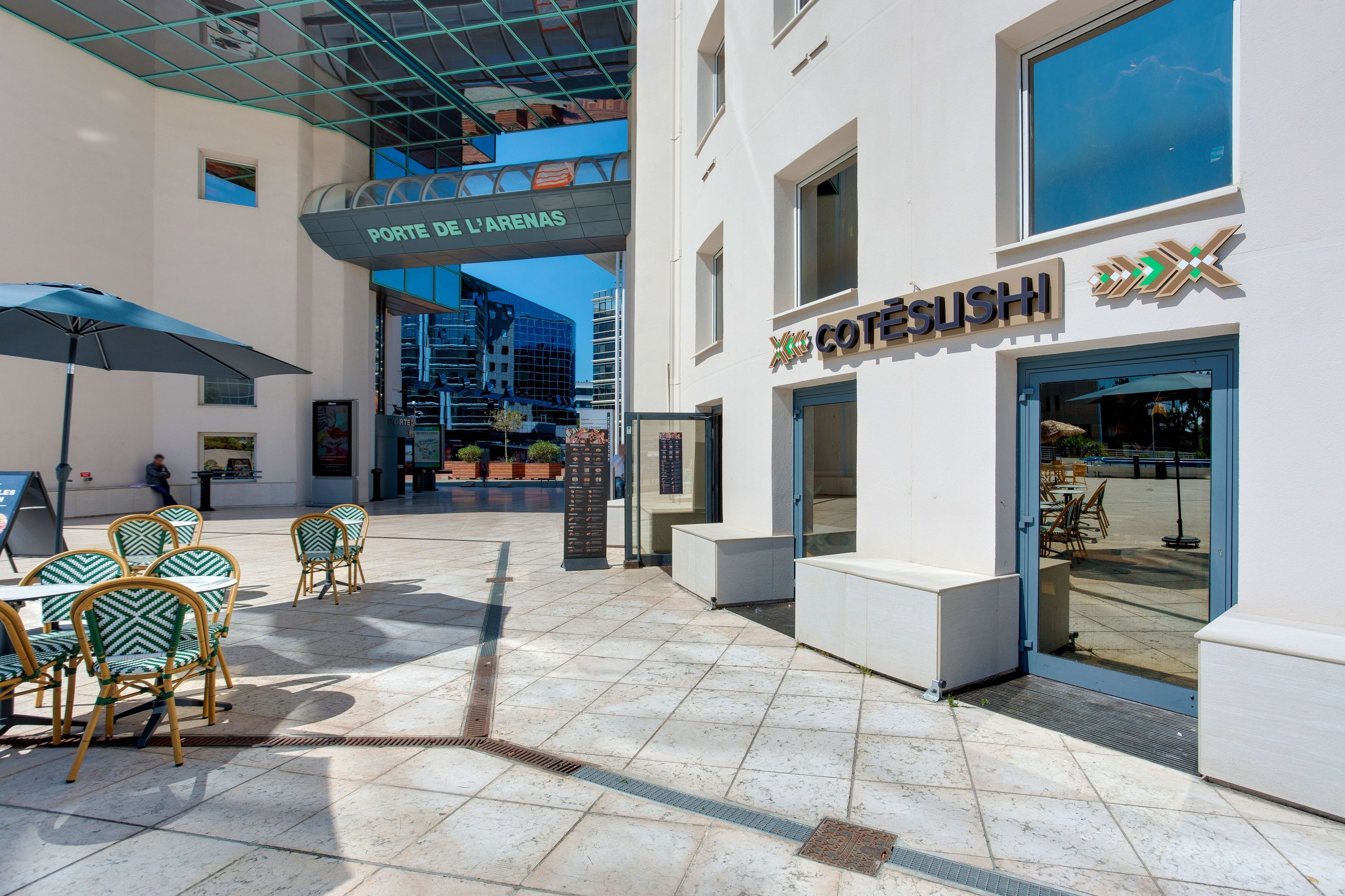 Restaurant japonais Côté Sushi Nice Arenas avec terrasse extérieure et tables sous parasol à l'entrée du centre commercial