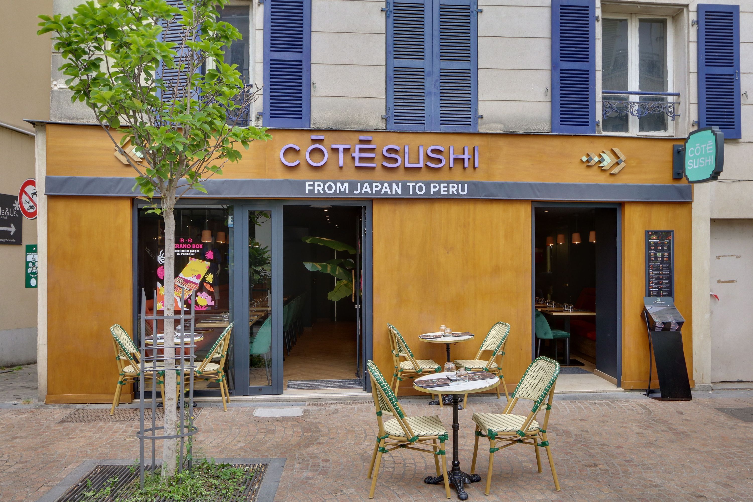 Façade moderne du restaurant japonais Côté Sushi Rueil-Malmaison avec terrasses et tables en extérieur.