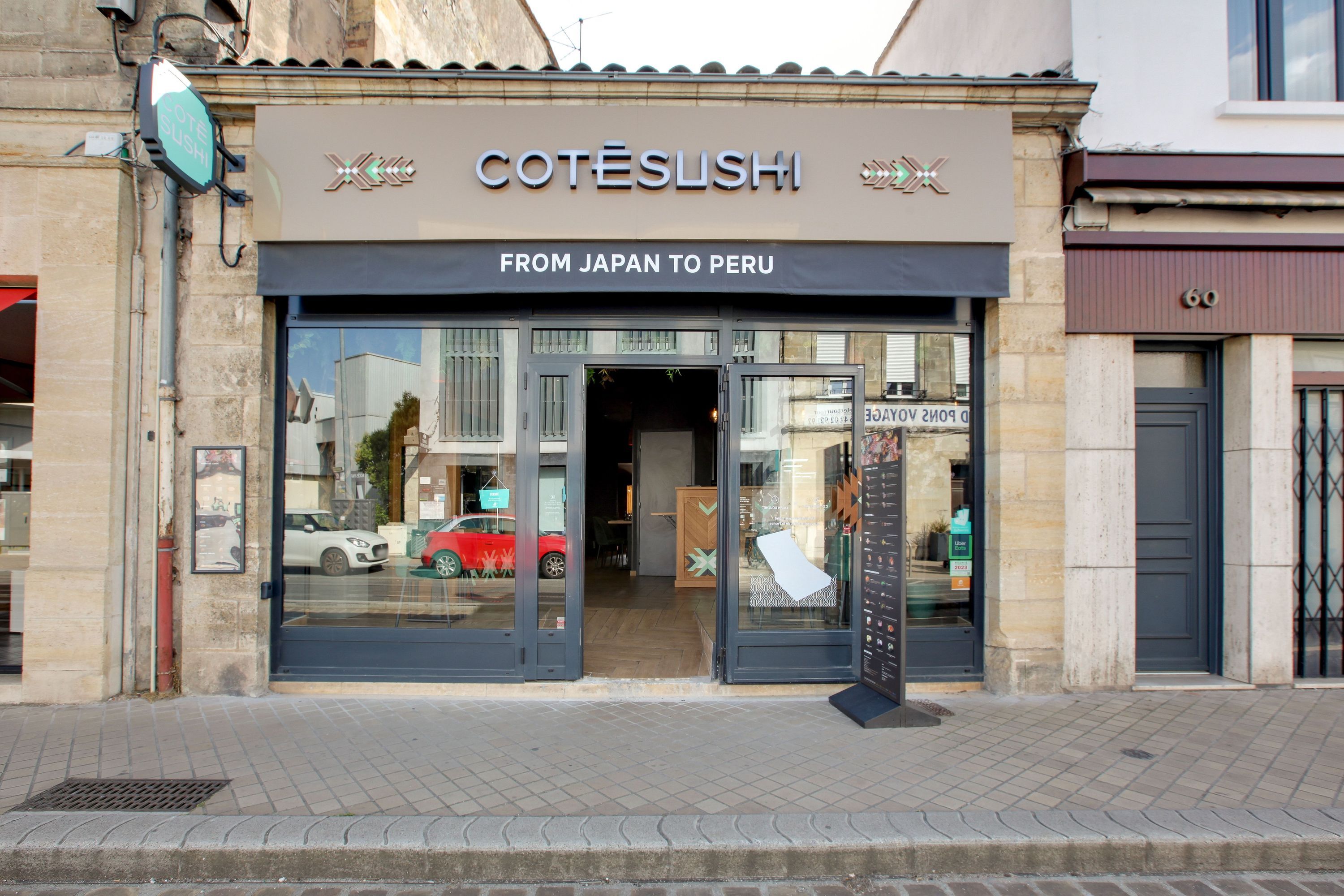 Façade du restaurant japonais Côté Sushi Le Bouscat avec vitrine en verre et enseigne visible