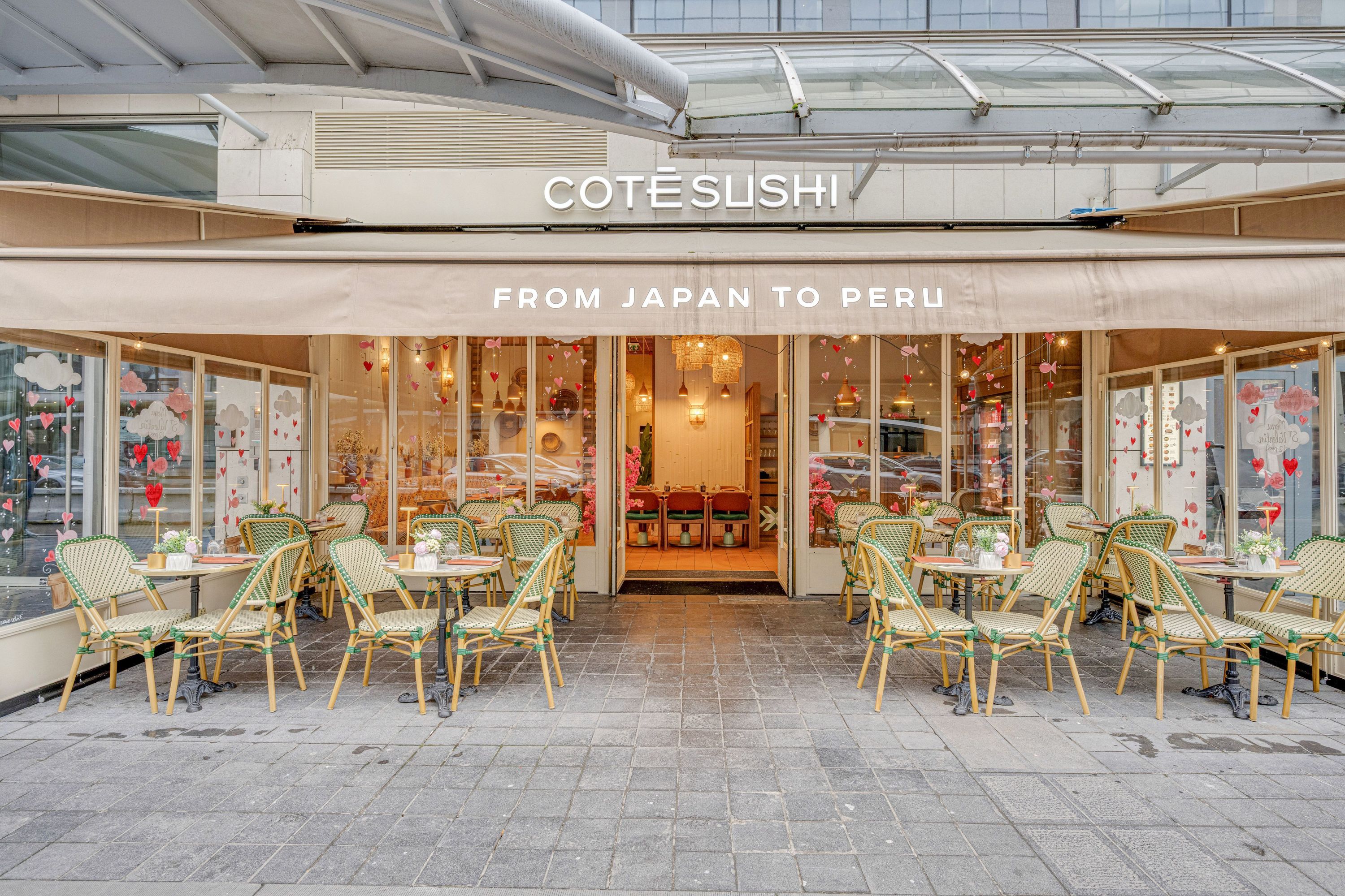 Terrasse extérieure avec tables et chaises en osier devant le restaurant japonais Côté Sushi à Montigny Le Bretonneux.