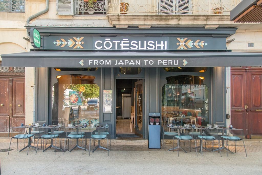 Façade du restaurant Côté Sushi Nîmes avec terrasse extérieure et décoration moderne pour un restaurant japonais.