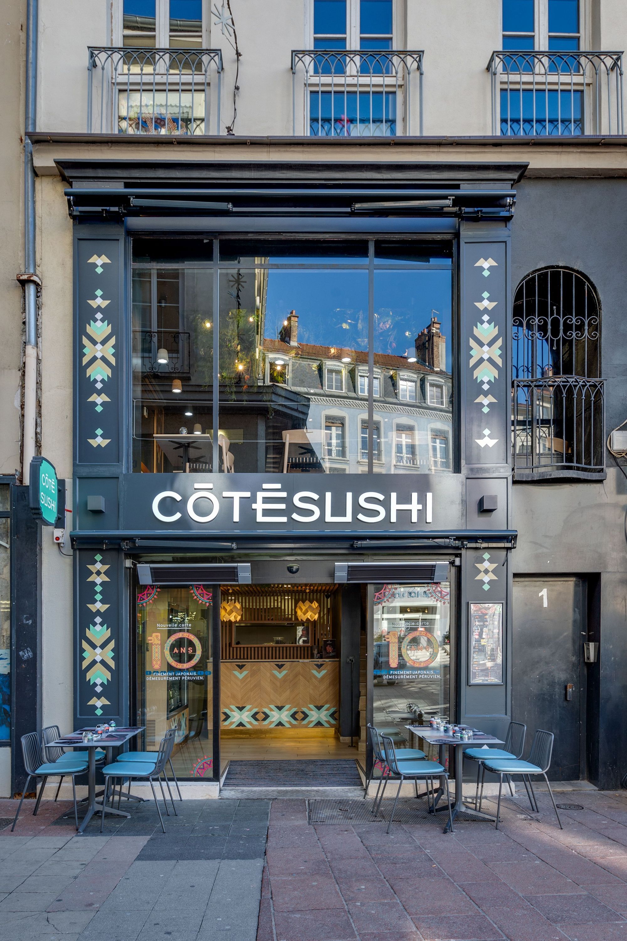 Façade moderne du restaurant japonais Côté Sushi Grenoble avec tables en terrasse et grandes vitrines vitrées.