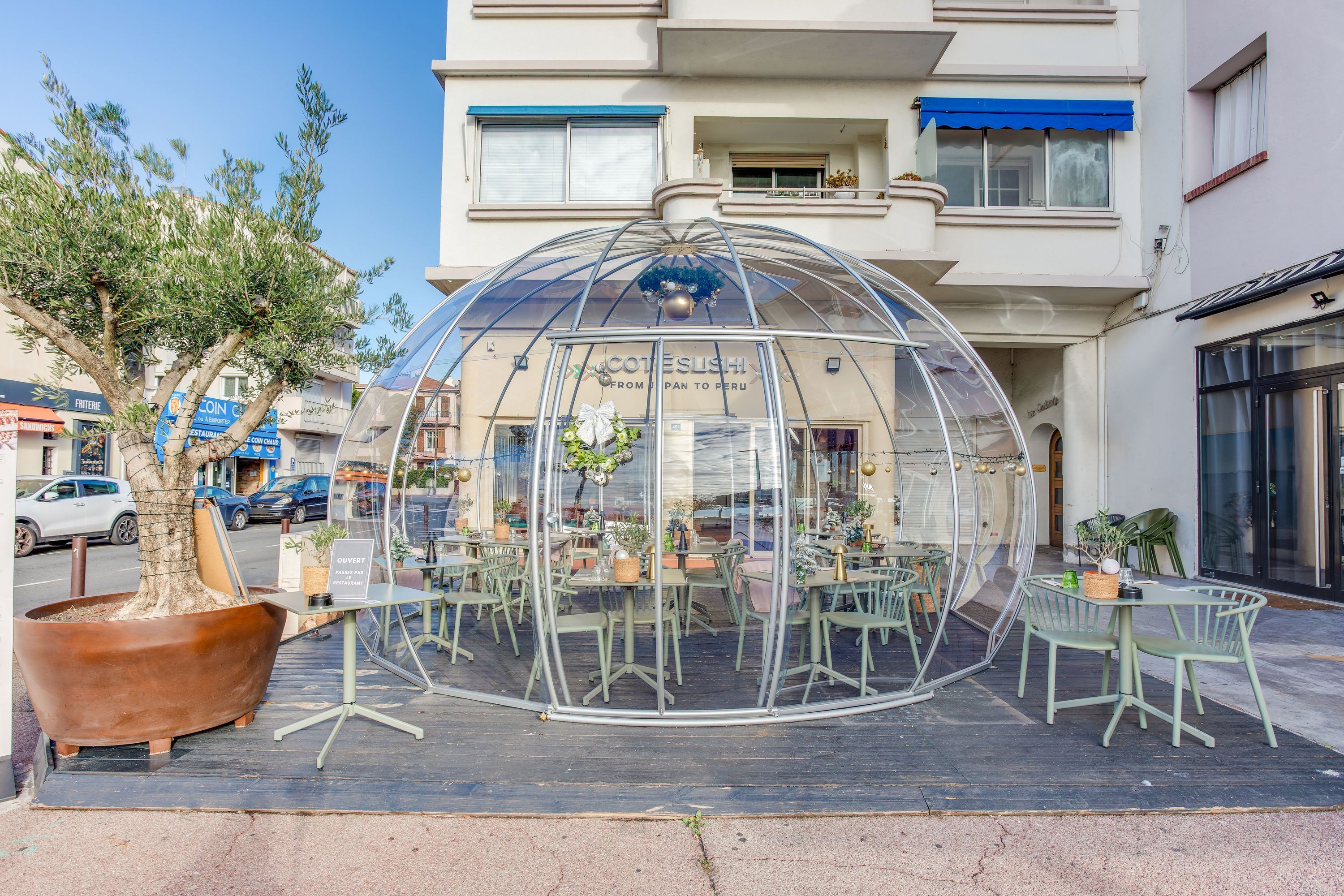 Terrasse extérieure couverte dôme transparent avec tables et chaises du restaurant japonais Côté Sushi Fréjus à Fréjus
