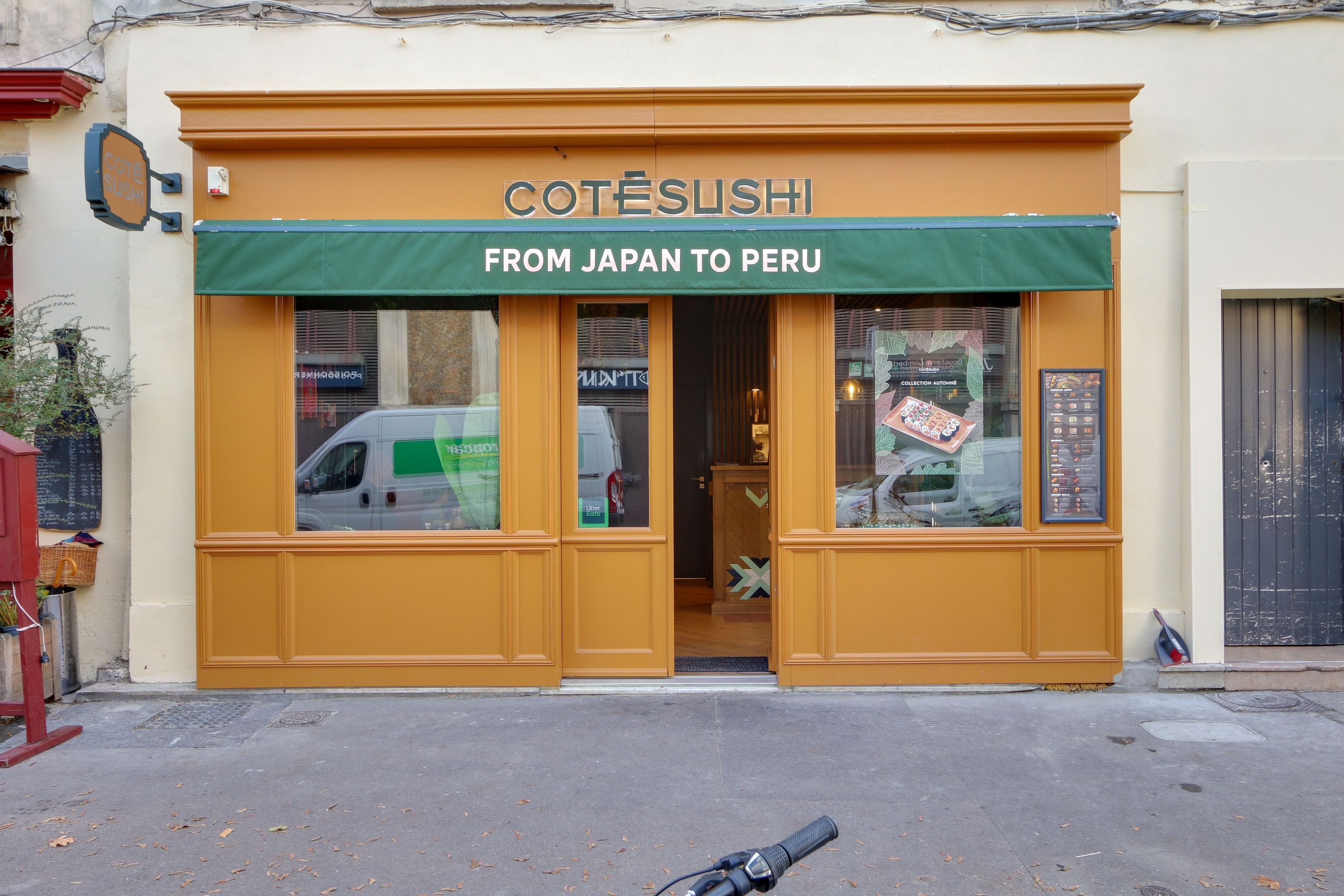 Côté Sushi Versailles, un restaurant japonais proposant des sushis à emporter et en livraison.