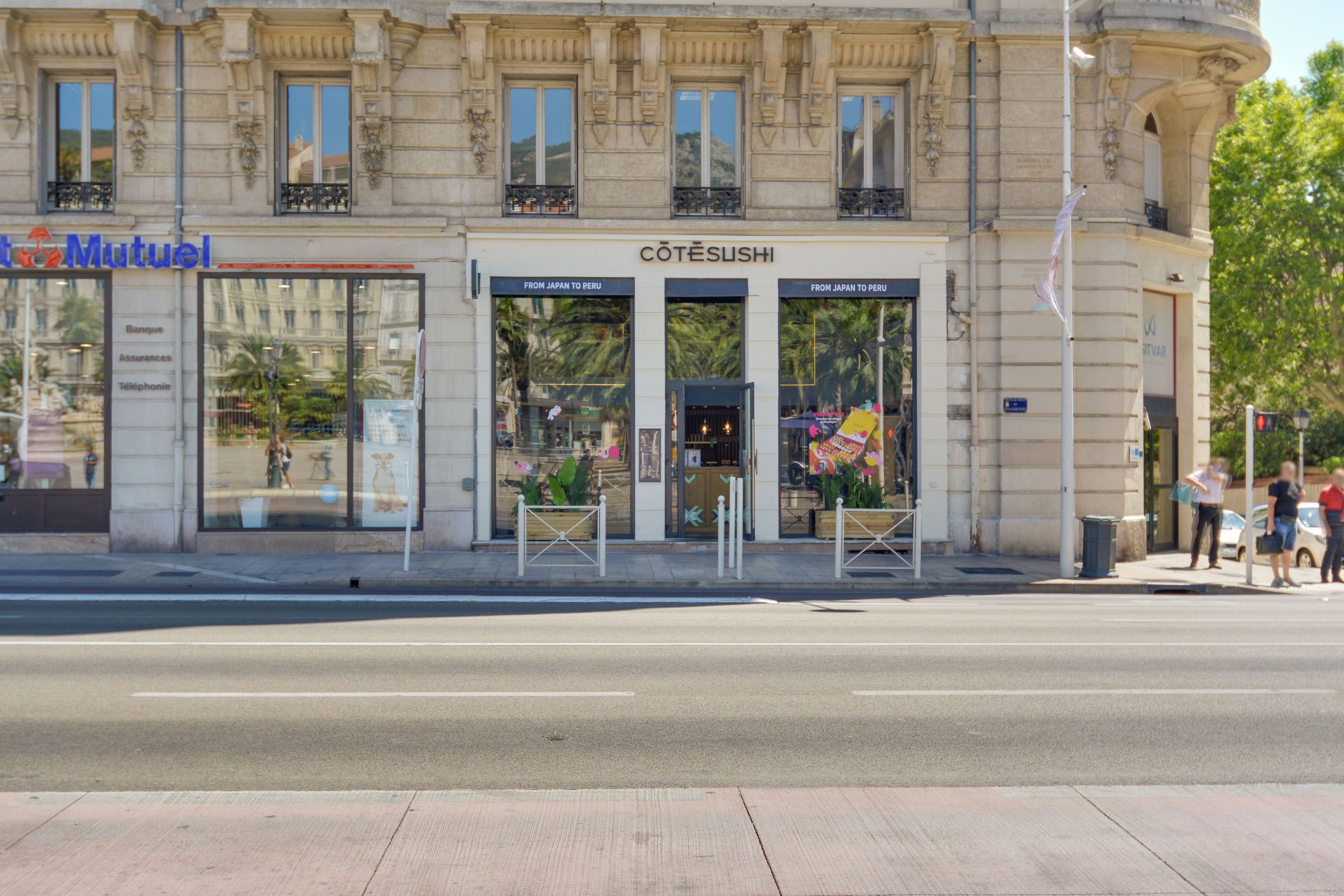 Façade de Côté Sushi Toulon, restaurant japonais offrant livraison sushi et sushi à emporter, ouvert dimanche.