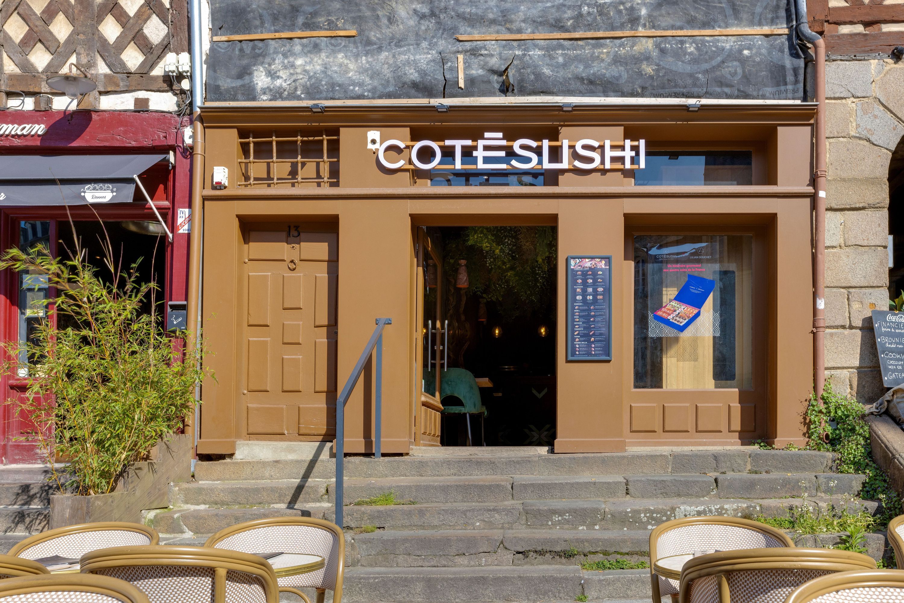 Façade de Côté Sushi Rennes avec terrasse extérieure et décor en bois, restaurant japonais proposant sushi à emporter.