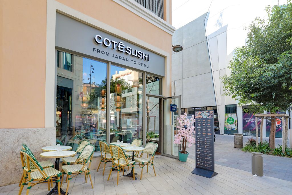 Façade du restaurant japonais Côté Sushi Antibes avec terrasse extérieure et menu affiché près de l'entrée