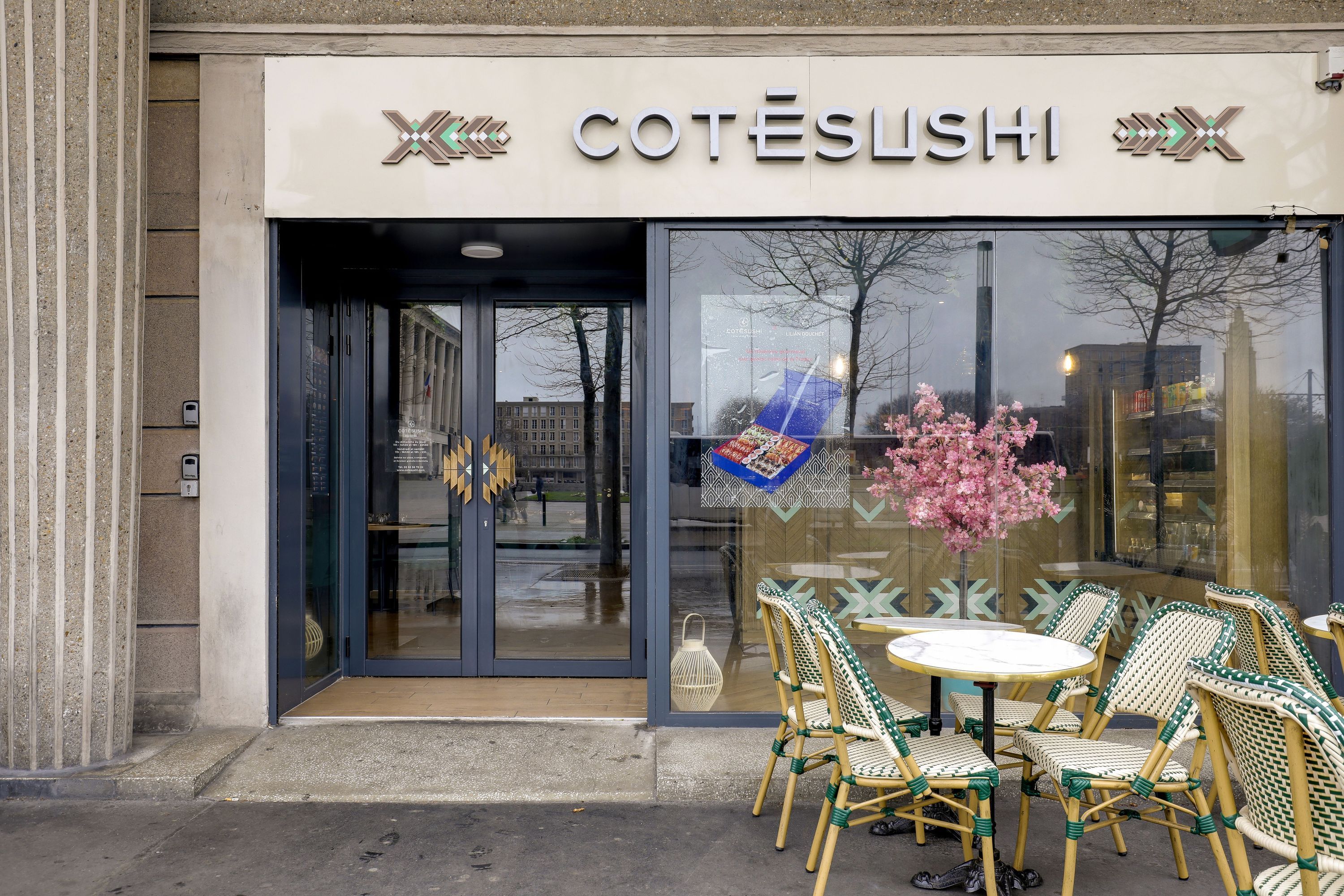 Façade du restaurant japonais Côté Sushi Le Havre avec terrasse extérieure et décorations florales.