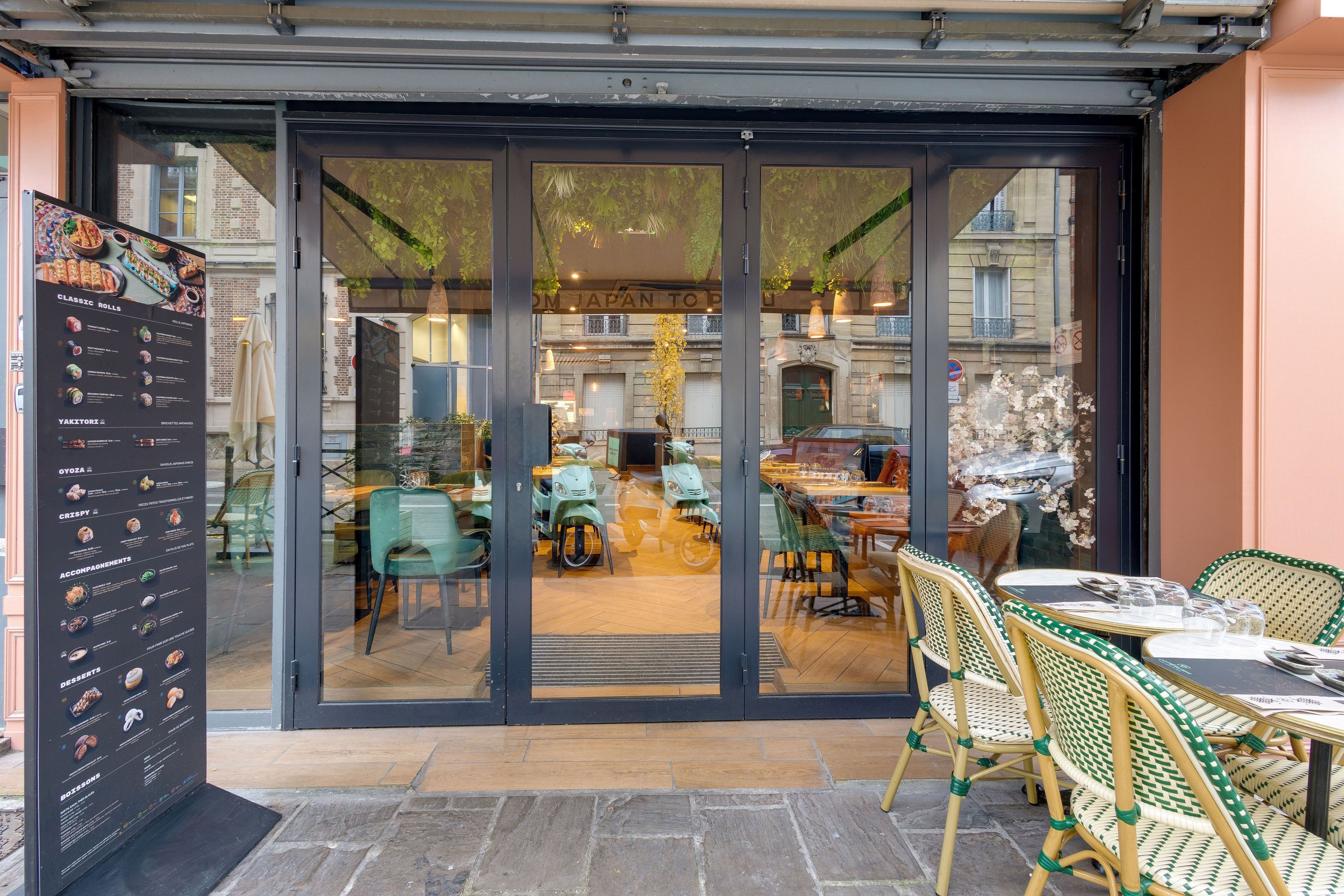 Façade de restaurant japonais avec terrasse extérieure et menu affiché à Saint-Germain-en-Laye.