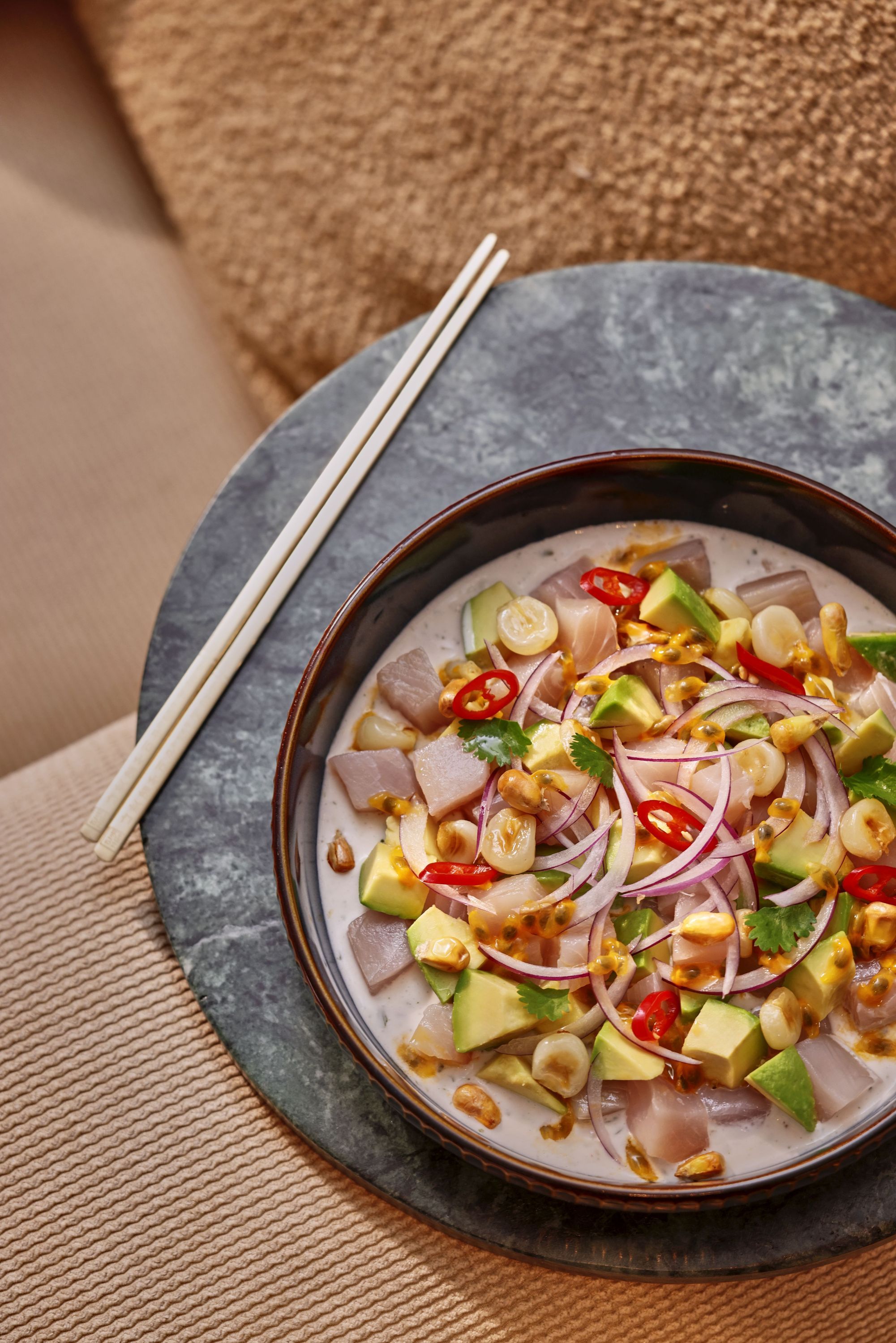 Plat de sushi à emporter avec avocat, oignon rouge, piment rouge et maïs grillé dans un restaurant japonais